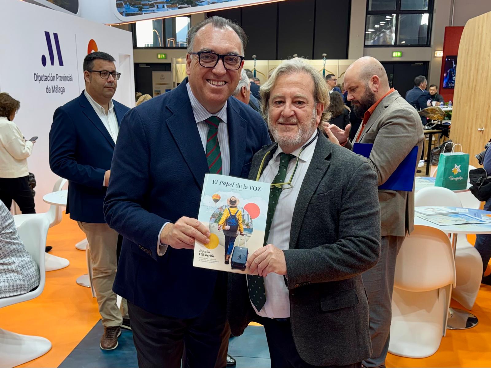 Hereu, Bernal y presidentes de diputaciones de Córdoba y Málaga, con la revista de lavozdelsur.es para la ITB Berlín
