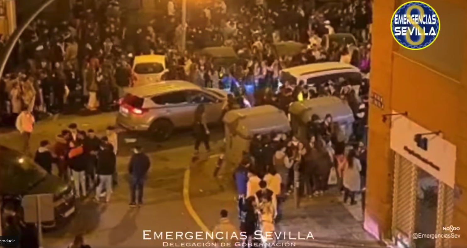 Un botellón en Sevilla, en una imagen de archivo. - 