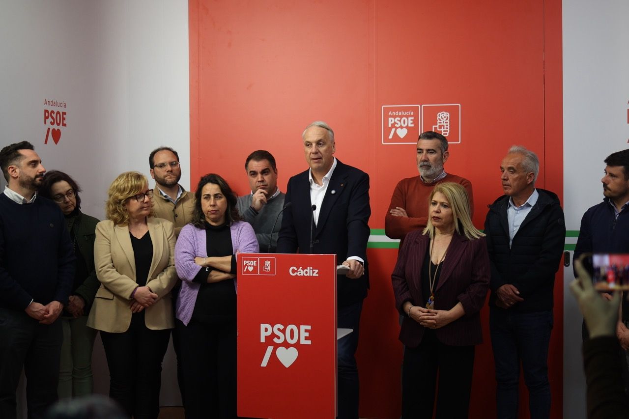 Juan Carlos Ruiz Boix, secretario general del PSOE de Cádiz, en rueda de prensa acompañado por parte de su ejecutiva. - MANU GARCÍA
