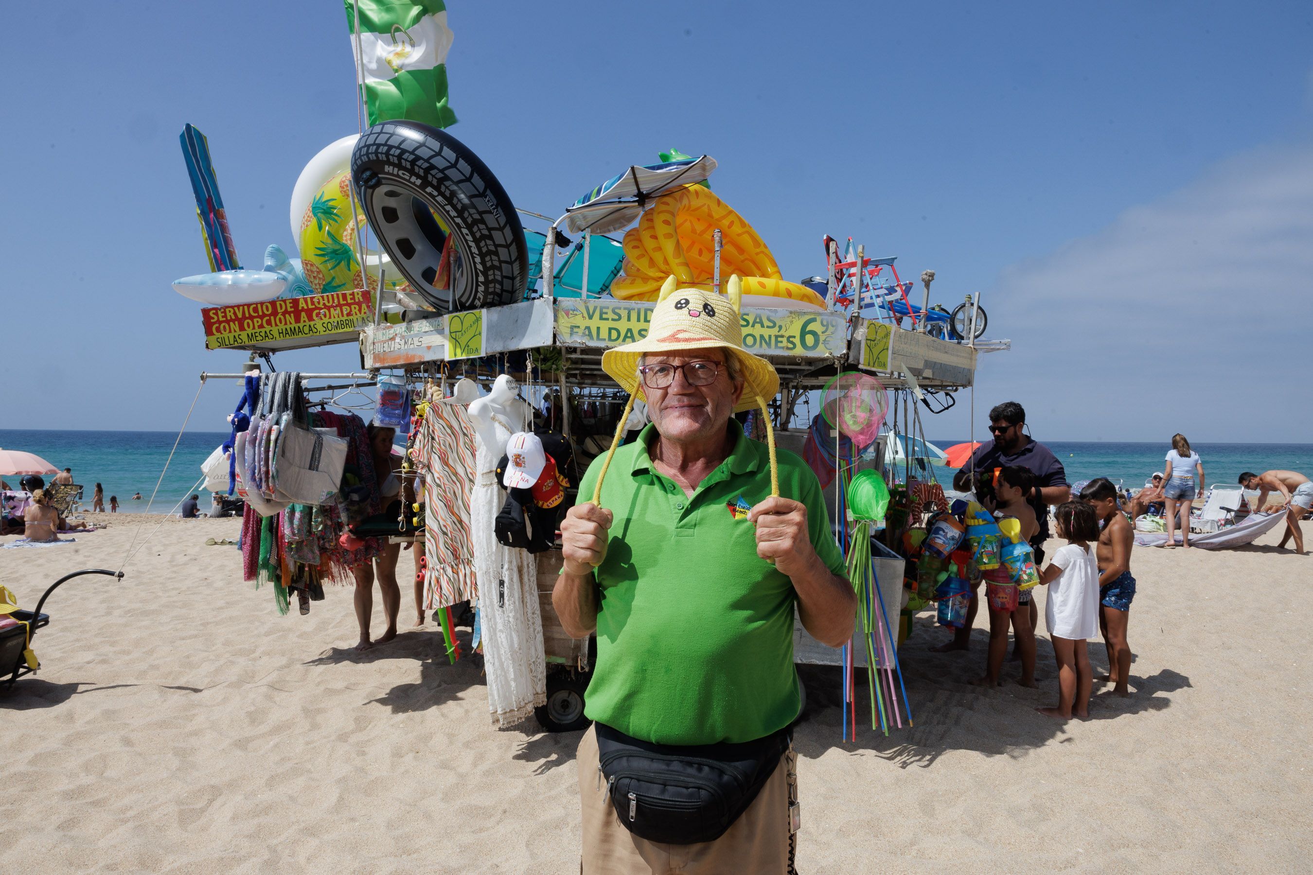 El Maño, 20 años siendo 'El Corte Inglés' de las playas de Tarifa con su peculiar kiosco ambulante