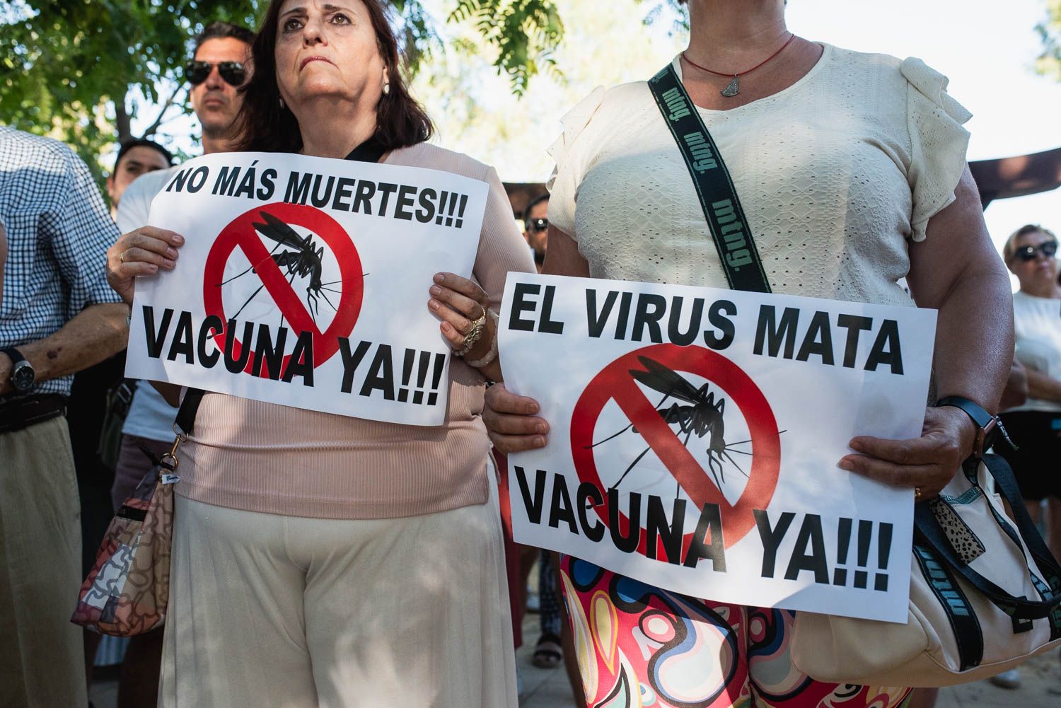 Una concentración vecinal en Coria del Río para pedir soluciones frente al virus del Nilo. - MAURI BUHIGAS