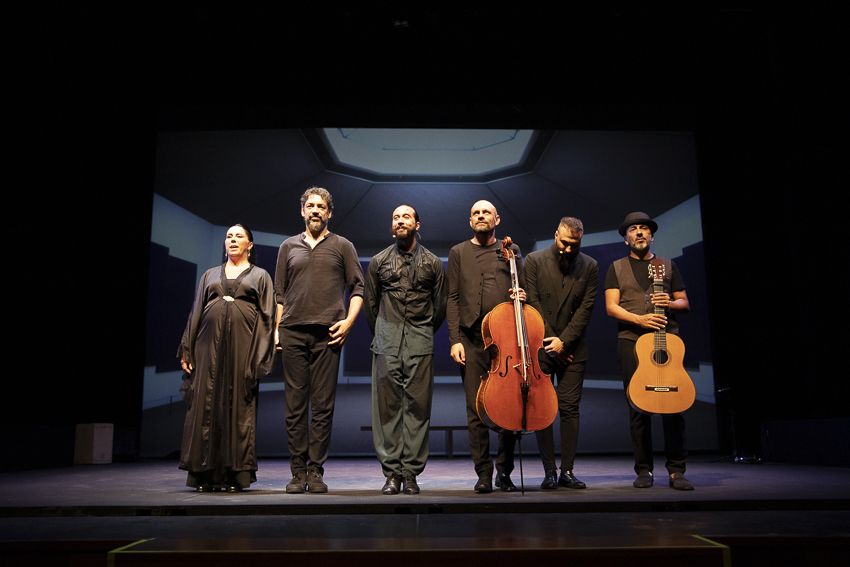 José Maya, en el centro, junto al elenco artístico con el que lleva a la escena es espectáculo `Color sin nombre`. - José Maya, en el centro, junto al elenco artístico con el que lleva a la escena es espectáculo `Color sin nombre`.