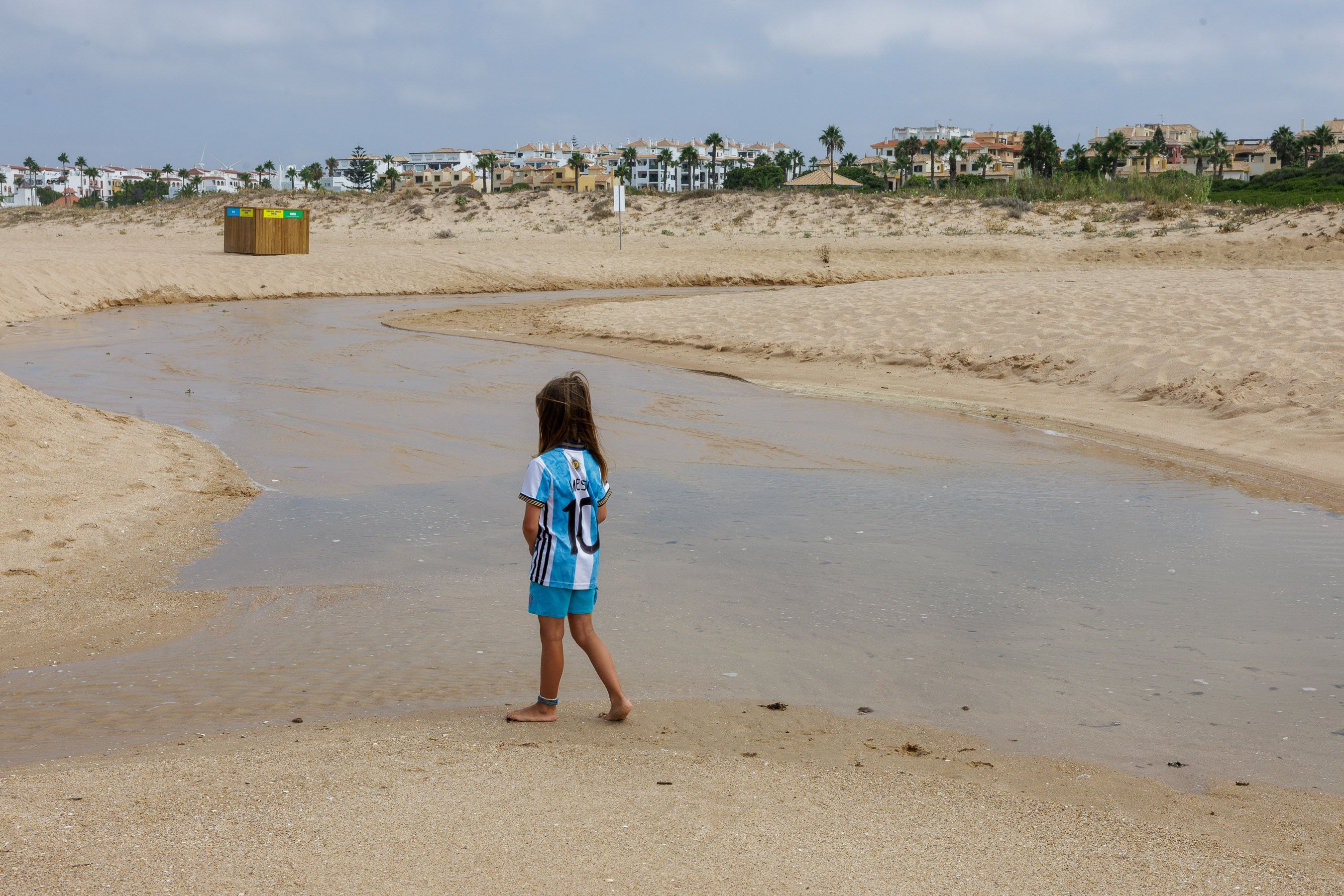 Playa de Atlanterra: nadie quiere saber nada de los 100 metros prohibidos al baño por aguas residuales