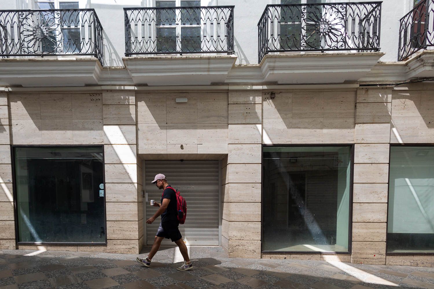 Fachada del inmueble de calle Algarve, junto a Larga, que se vende completo en Jerez. - MANU GARCÍA
