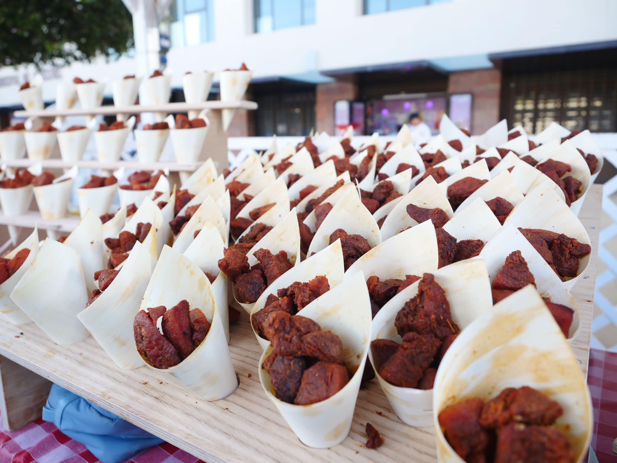 Chicharrones en pequeños cartuchos en una pasada edición de la fiesta. - Chicharrones en pequeños cartuchos en una pasada edición de la fiesta.
