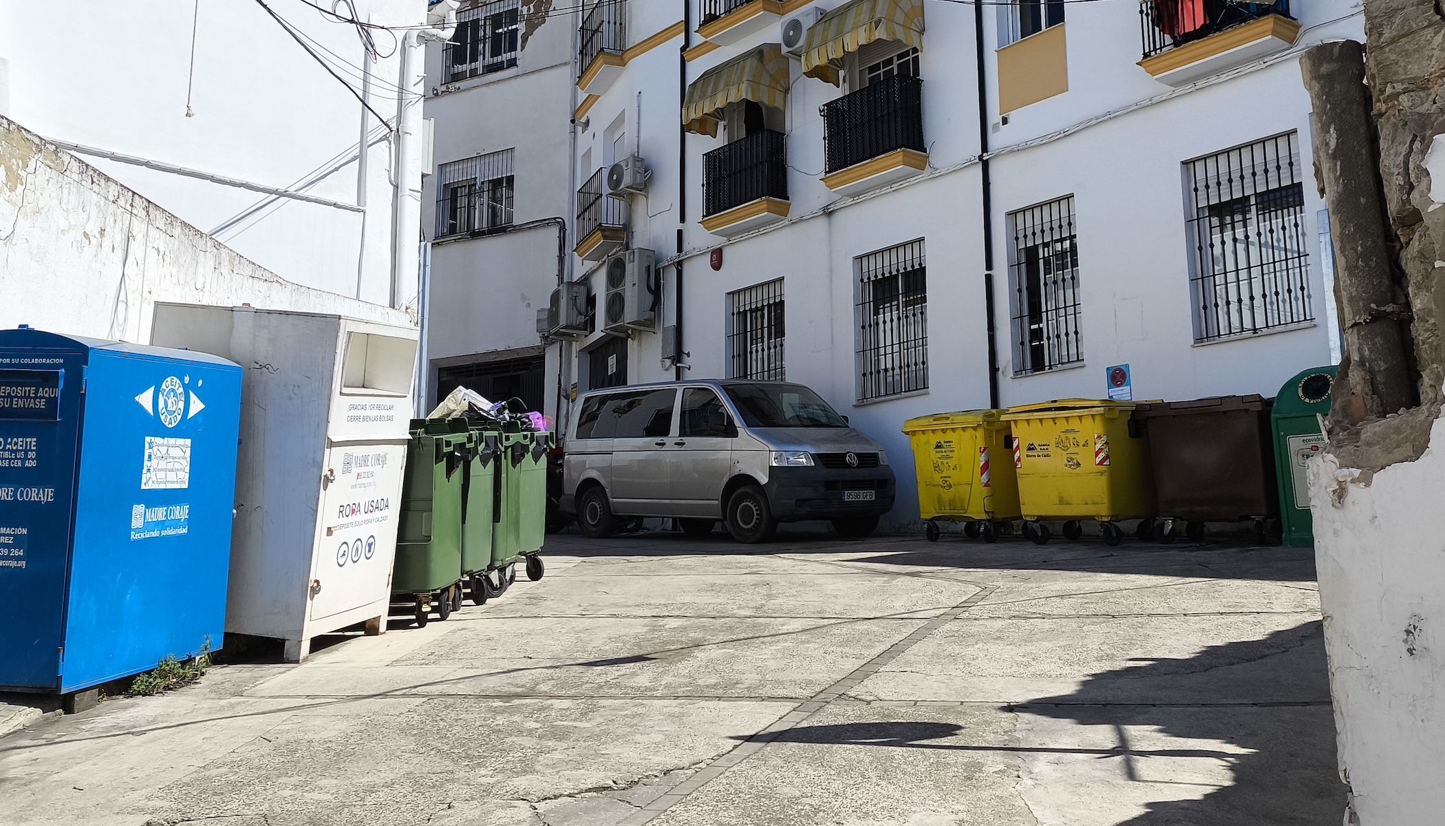 Contenedores en las calles de Ubrique. - 