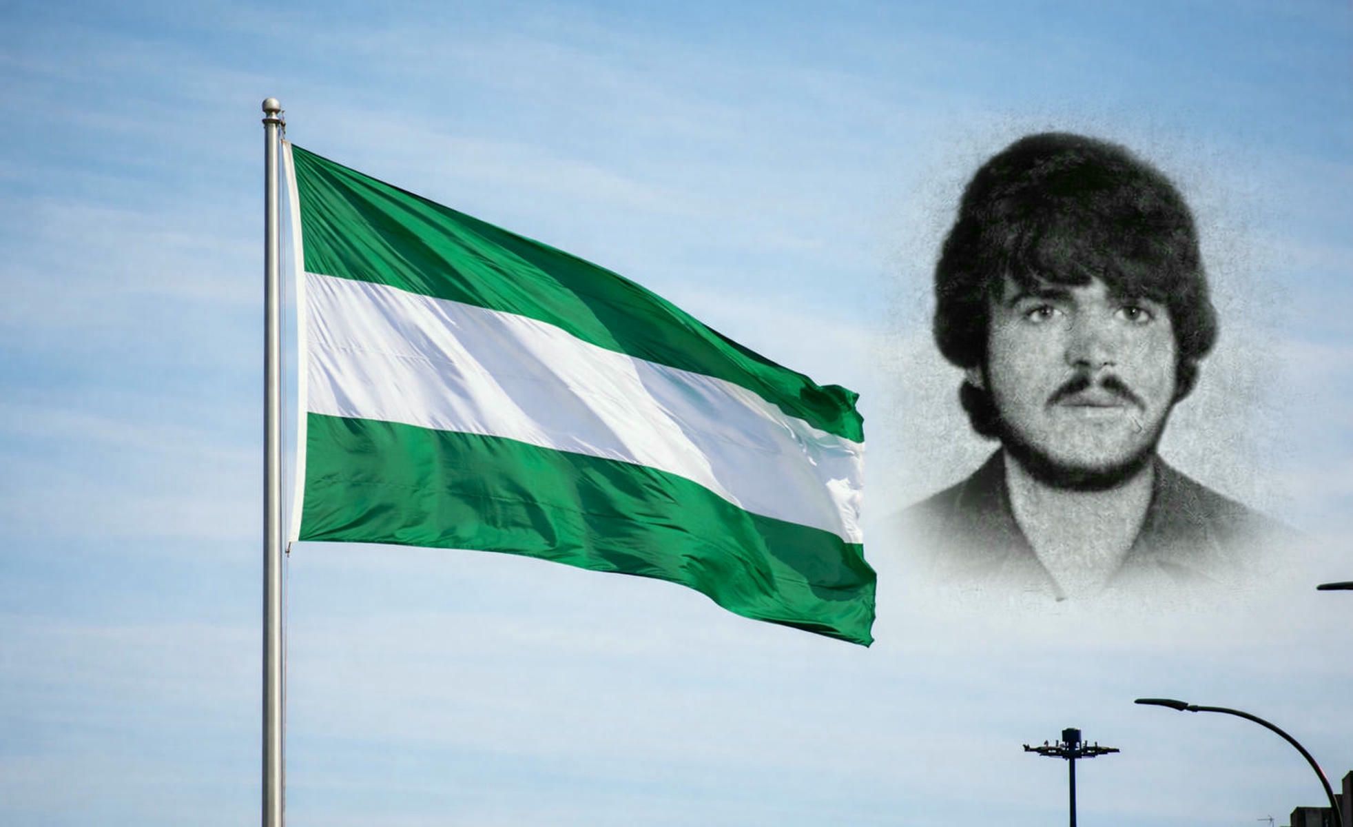 Manuel José García Caparrós, con una bandera de Andalucía. - 
