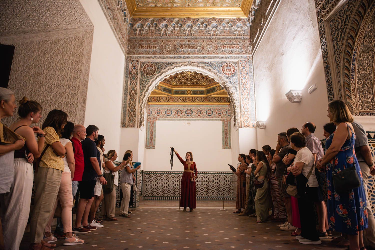 Turistas, en una visita teatralizada y cultural en el Real Alcázar de Sevilla. - MAURI BUHIGAS