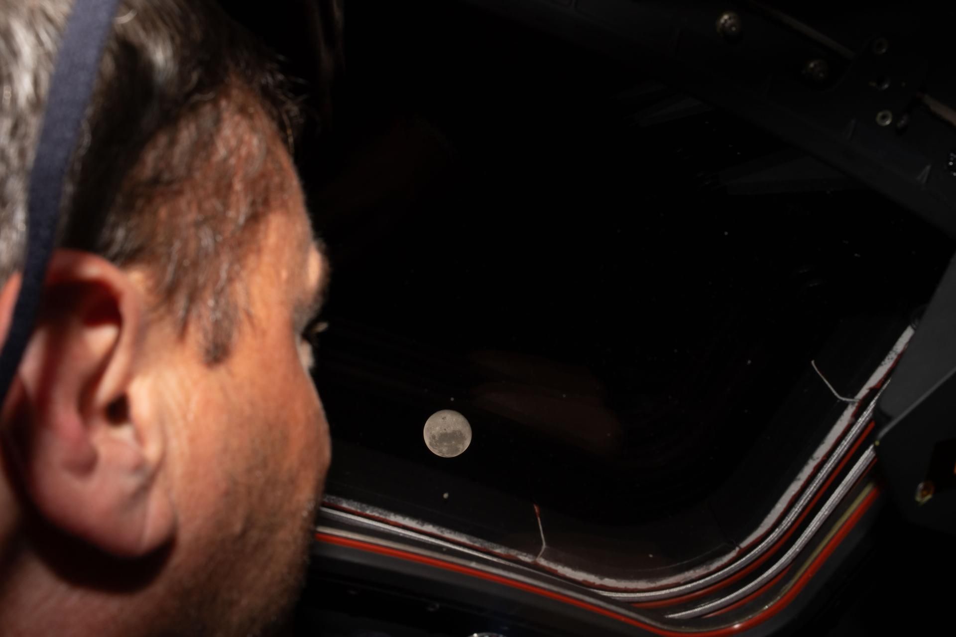 Uno de los astronautas contempla en las pasdas horas la Luna desde la nave. - 