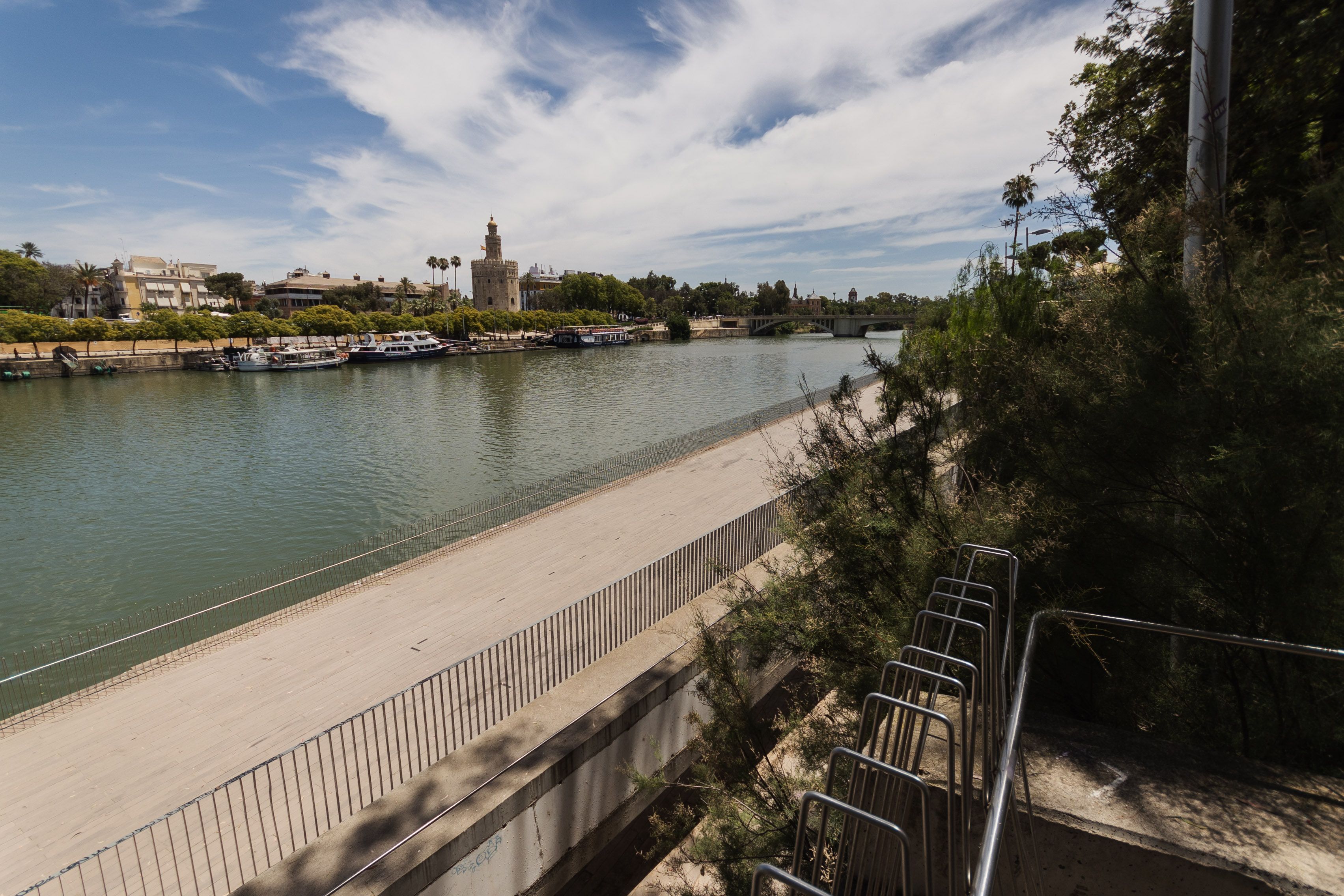 Imagen del río Guadalquivir, con el puente de San Telmo al fondo. - MANU GARCÍA