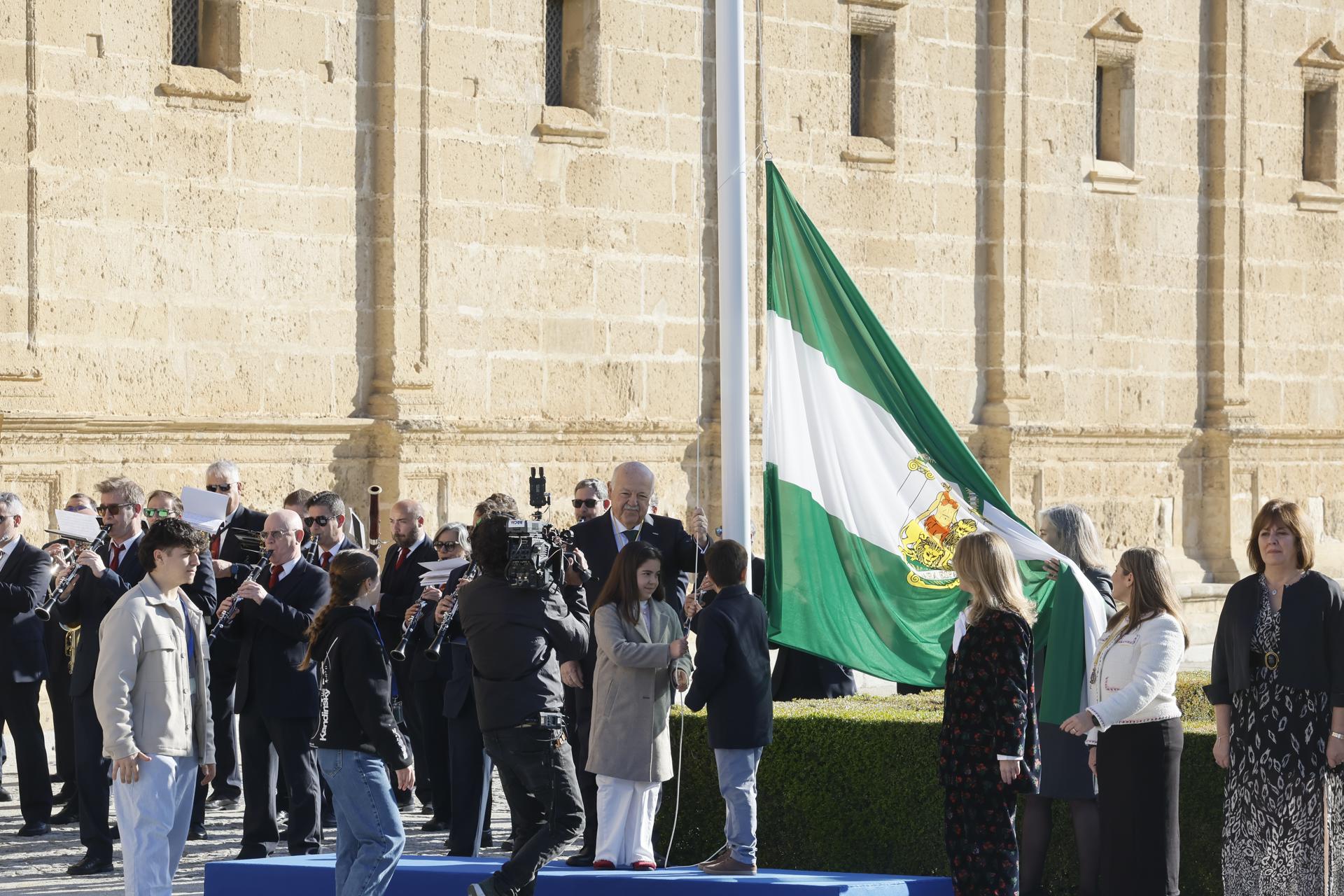 Izado de la bandera en el Parlamento. - 