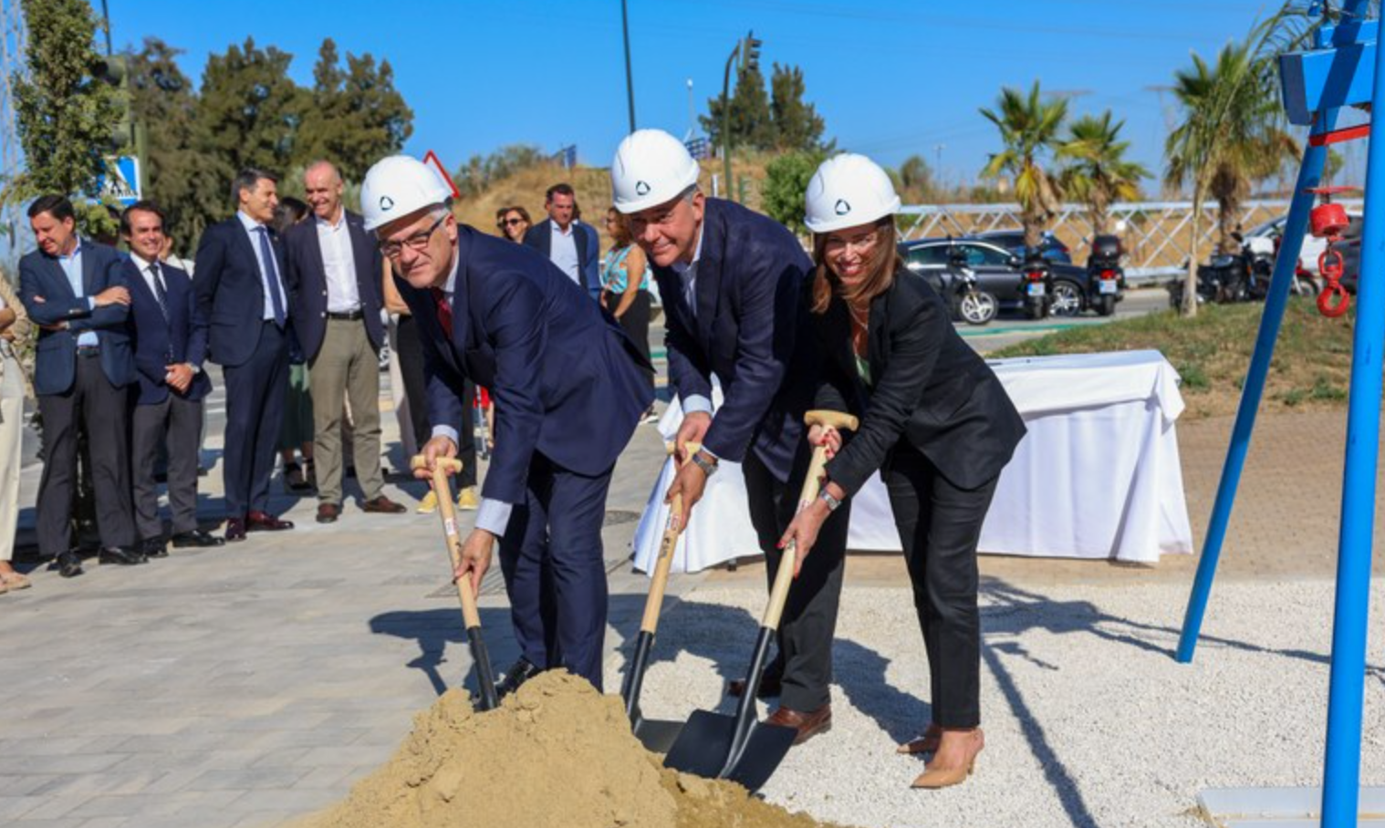 El alcalde de Sevilla, en la primera piedra de las VPO que se construyen en Palmas Altas. - El alcalde de Sevilla, en la primera piedra de las VPO que se construyen en Palmas Altas.