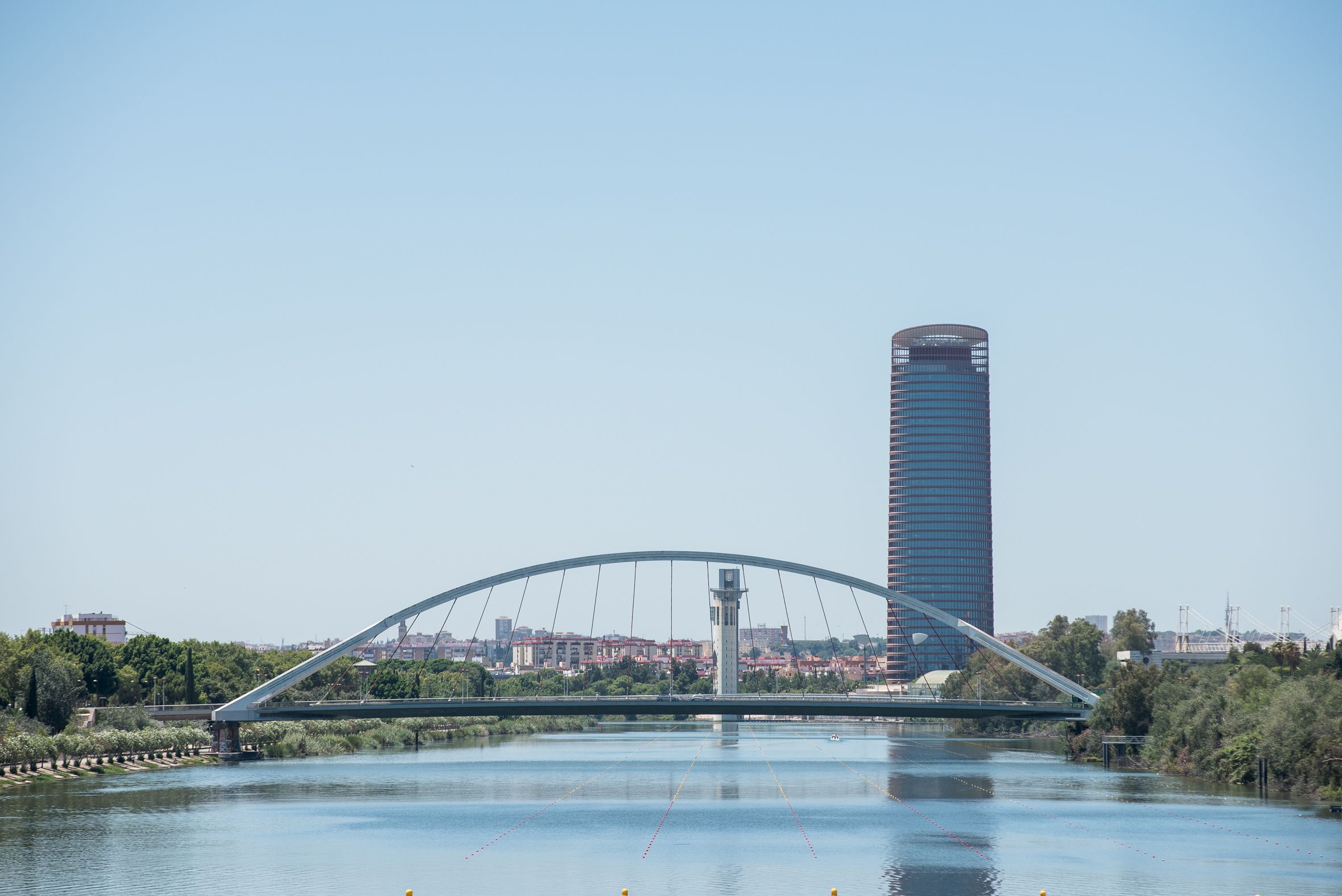 Una mujer cae al río Guadalquivir en Sevilla y tiene que ser reanimada 