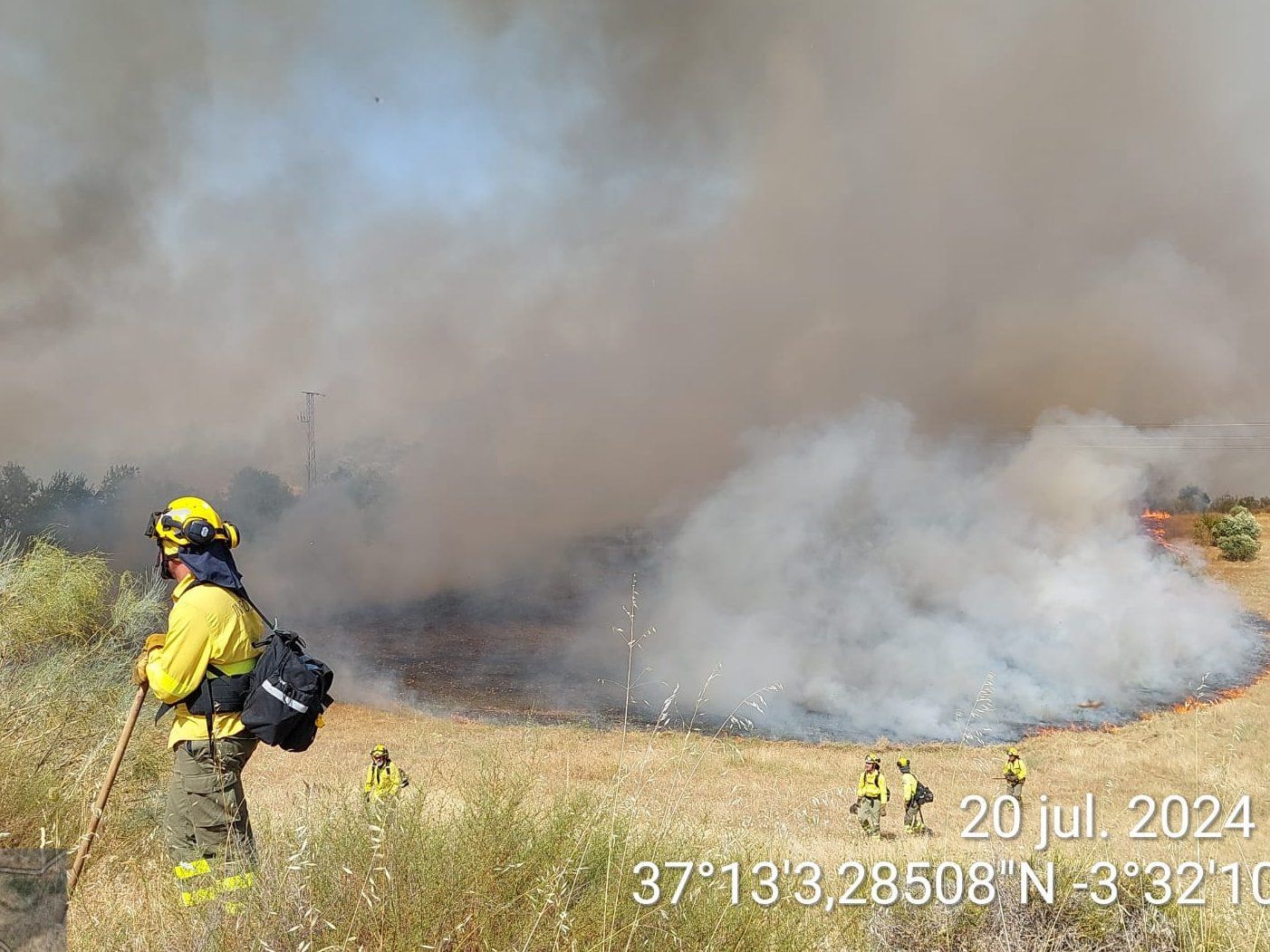 El viento complica la extinción de un nuevo incendio en Granada cerca de un parque natural