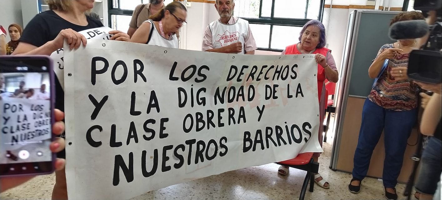 Los vecinos y activistas de Barrios Hartos, en protesta este viernes en la sede del distrito Cerro-Amate. - 
