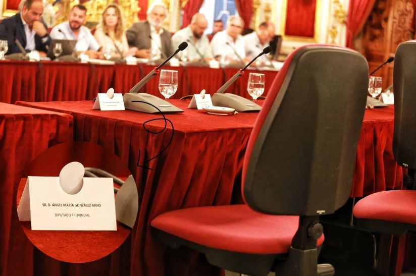 Sillón vacío del concejal del PSOE y diputado provincial, Ángel González.  - 