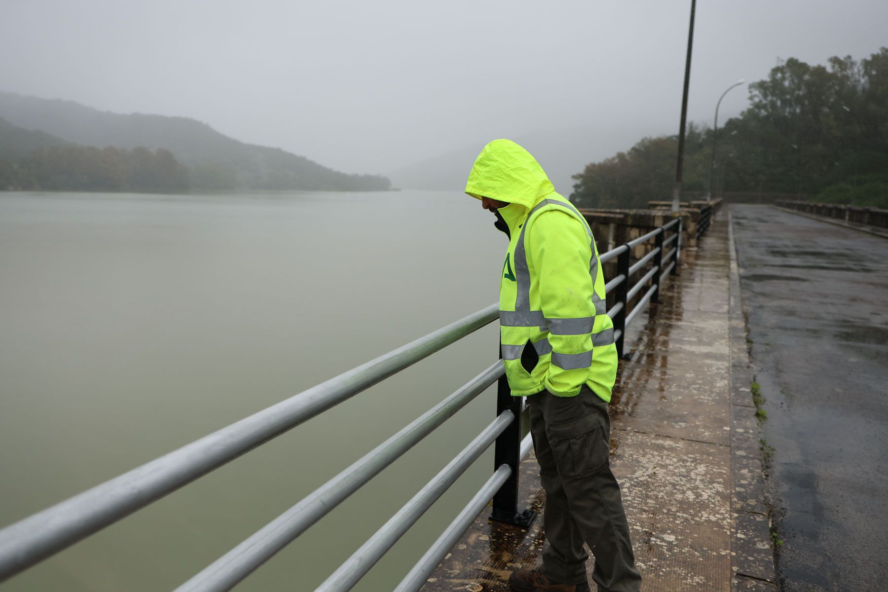 Un operario del embalse, observando el agua acumulada. - JUAN CARLOS TORO