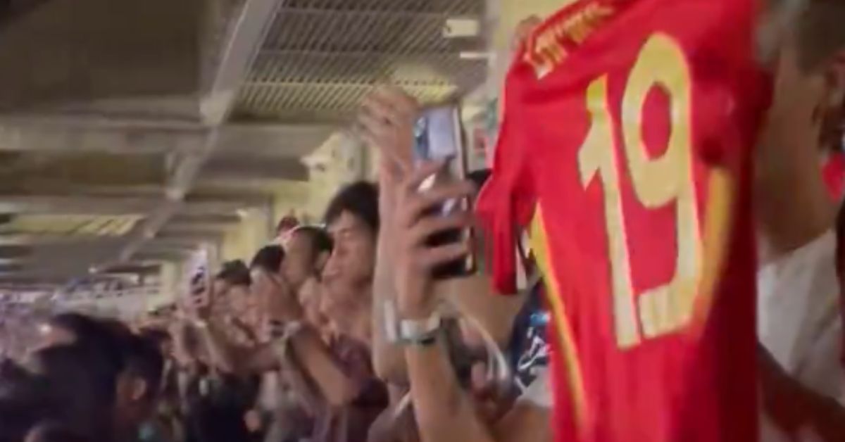 Una camisa de la selección española, con el número de Lamine Yamal, en el concierto de Estopa.