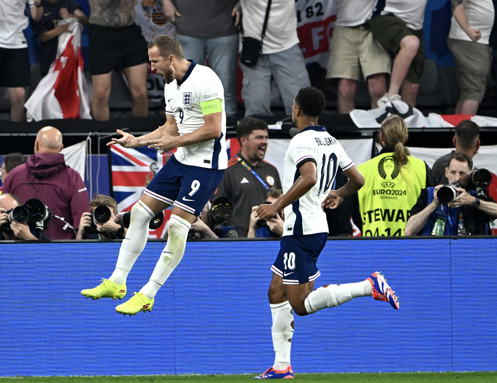 Harry Kane, con Bellinghan al lado, celebra el primero de los dos goles de Inglaterra. - 