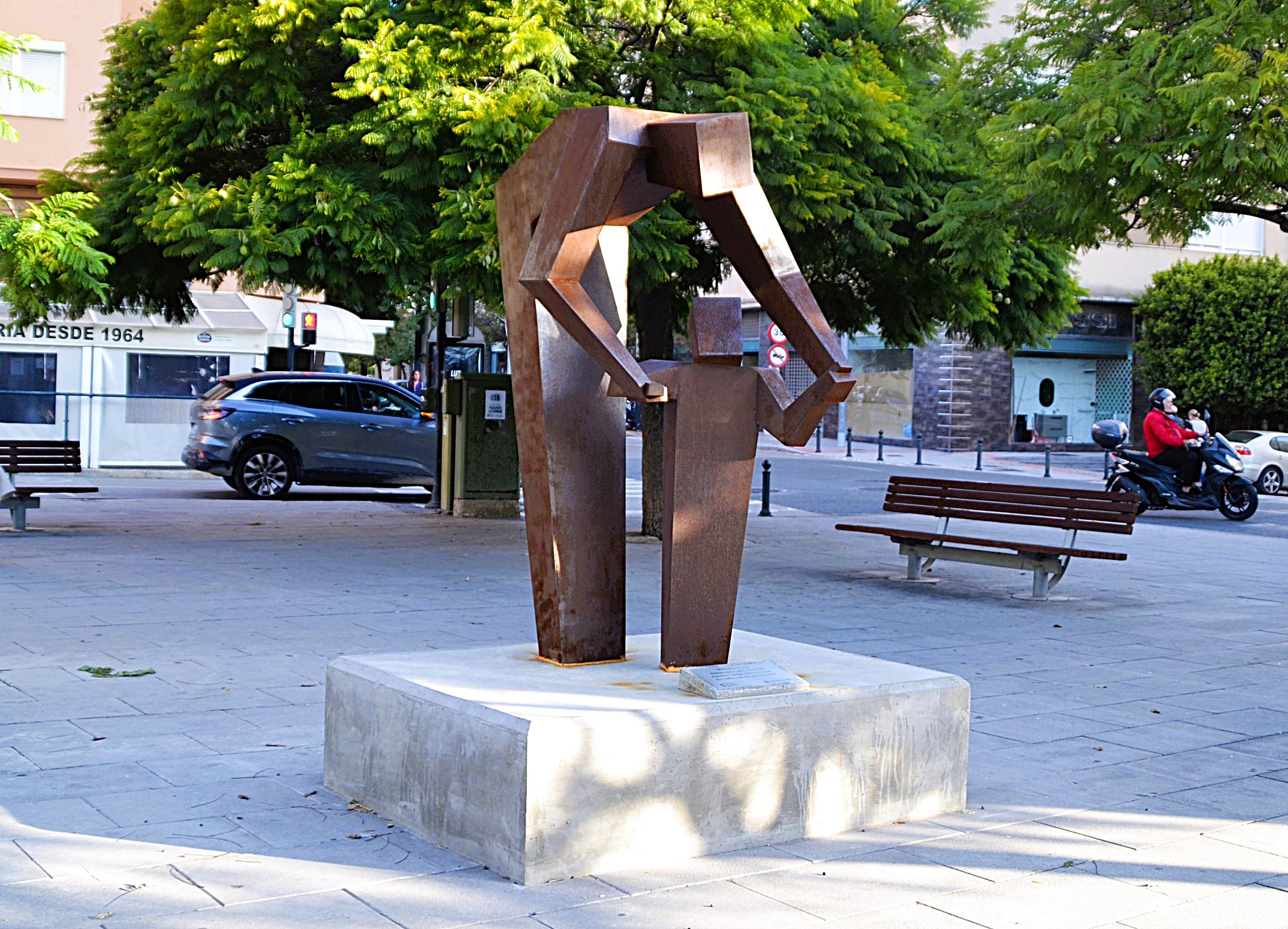 Monumento homenaje a los abuelos 'Primeros pasos' en Cádiz
