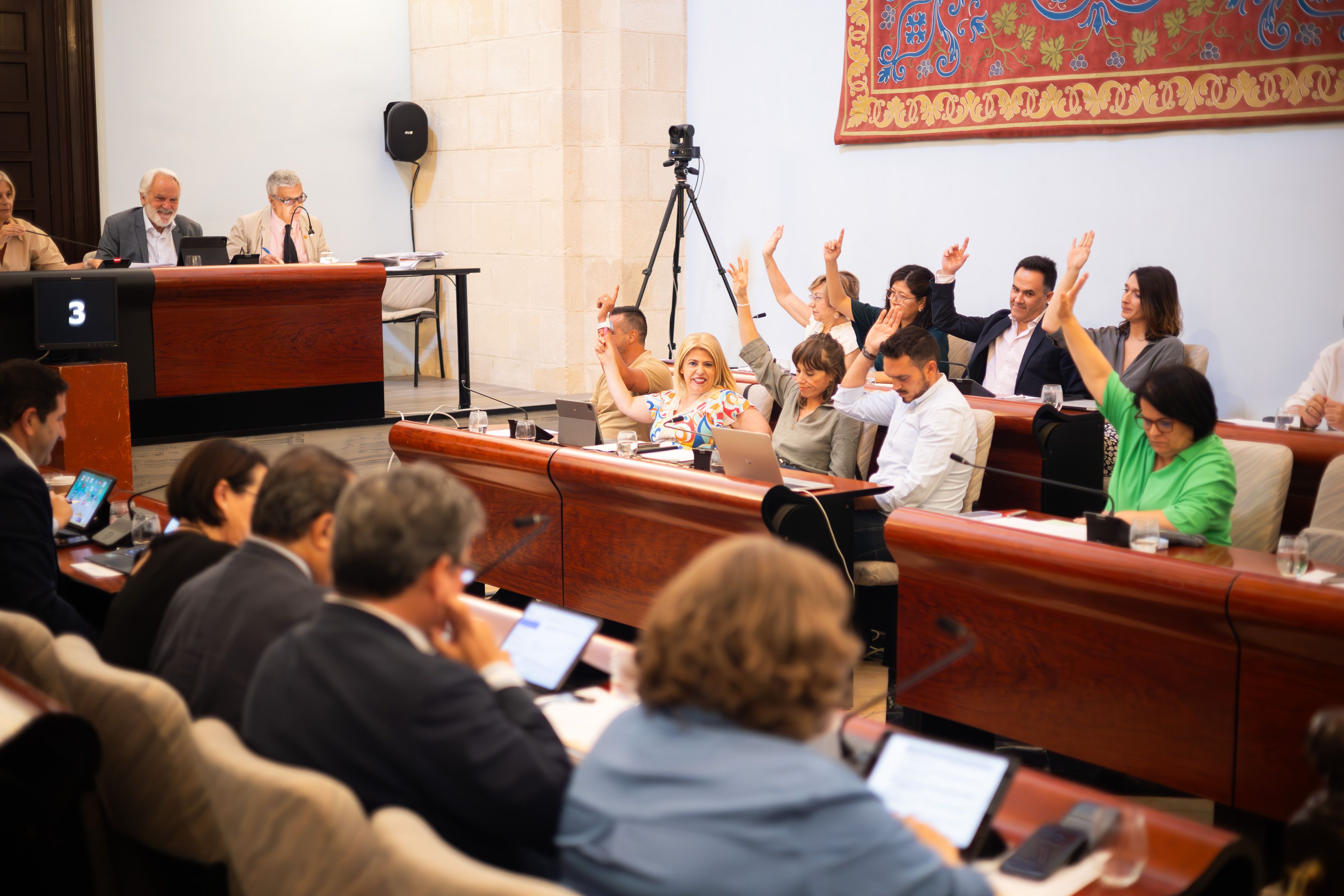 Susana Romero (a la derecha), durante un pleno en la bancada del PSOE. - MANU GARCÍA