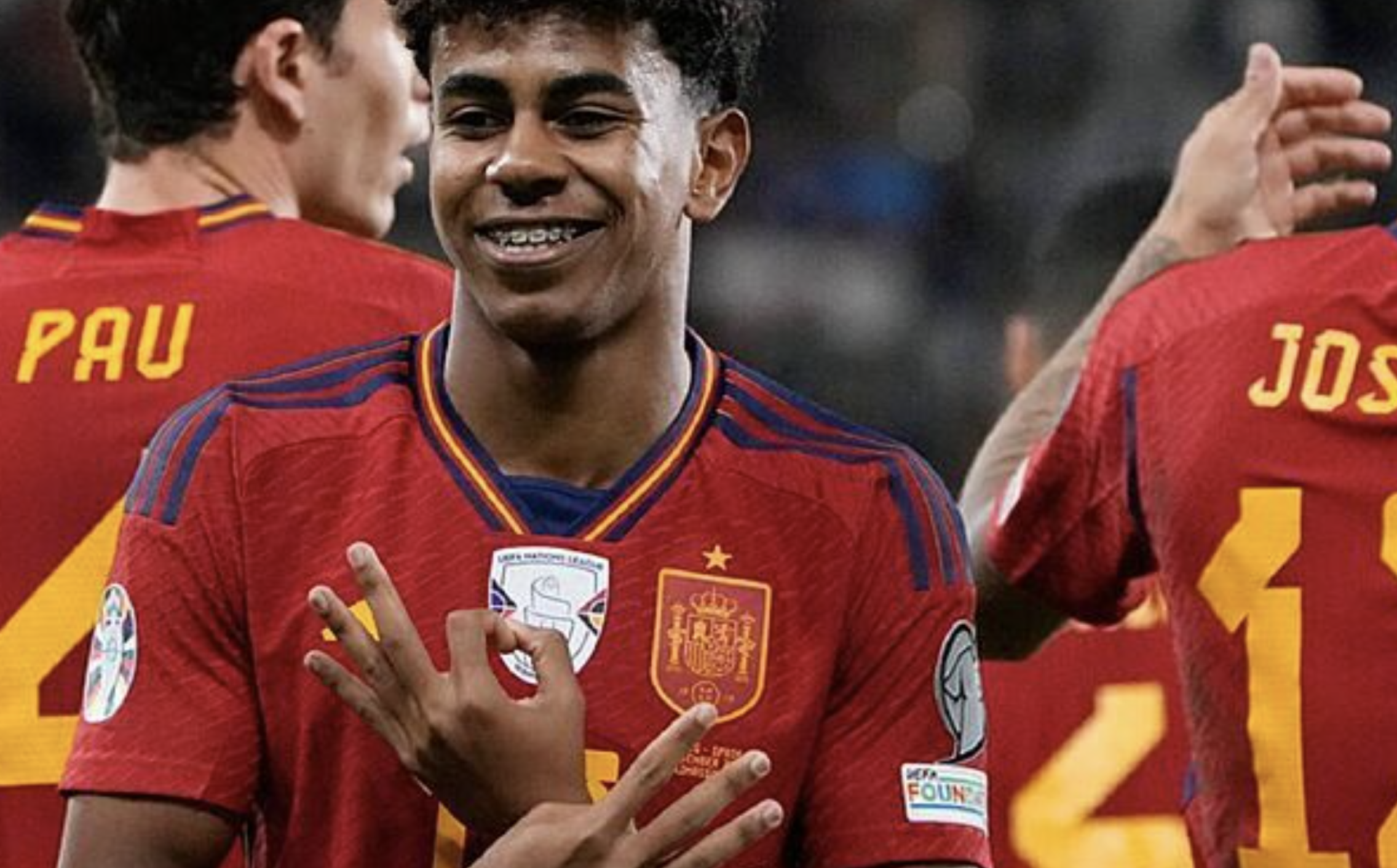 Yamal, haciendo el 304, en un partido con la selección española. - 