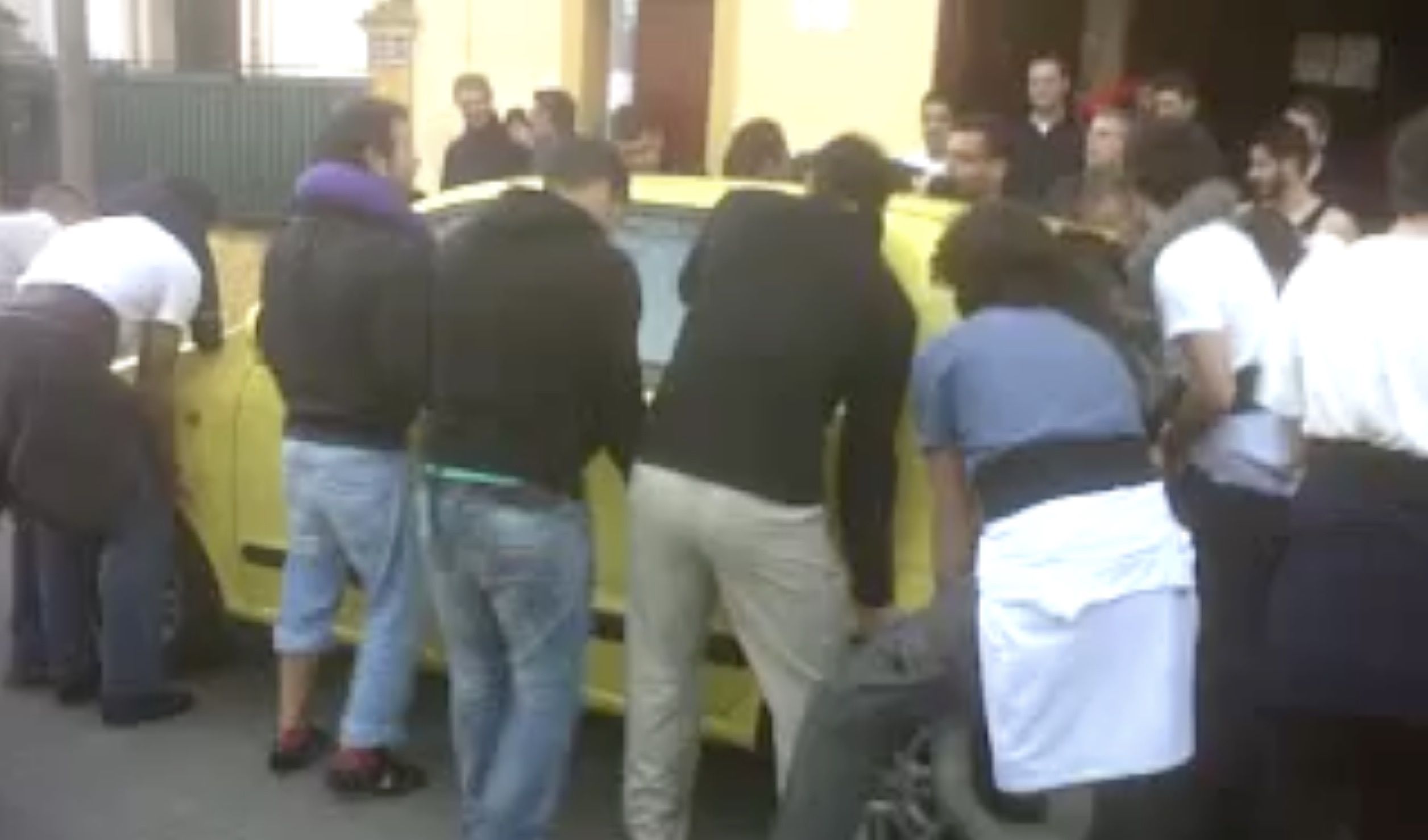 Un coche, un garaje y una mini sesión de CrossFit: la anécdota que marcó un ensayo de los costaleros en la Defensión