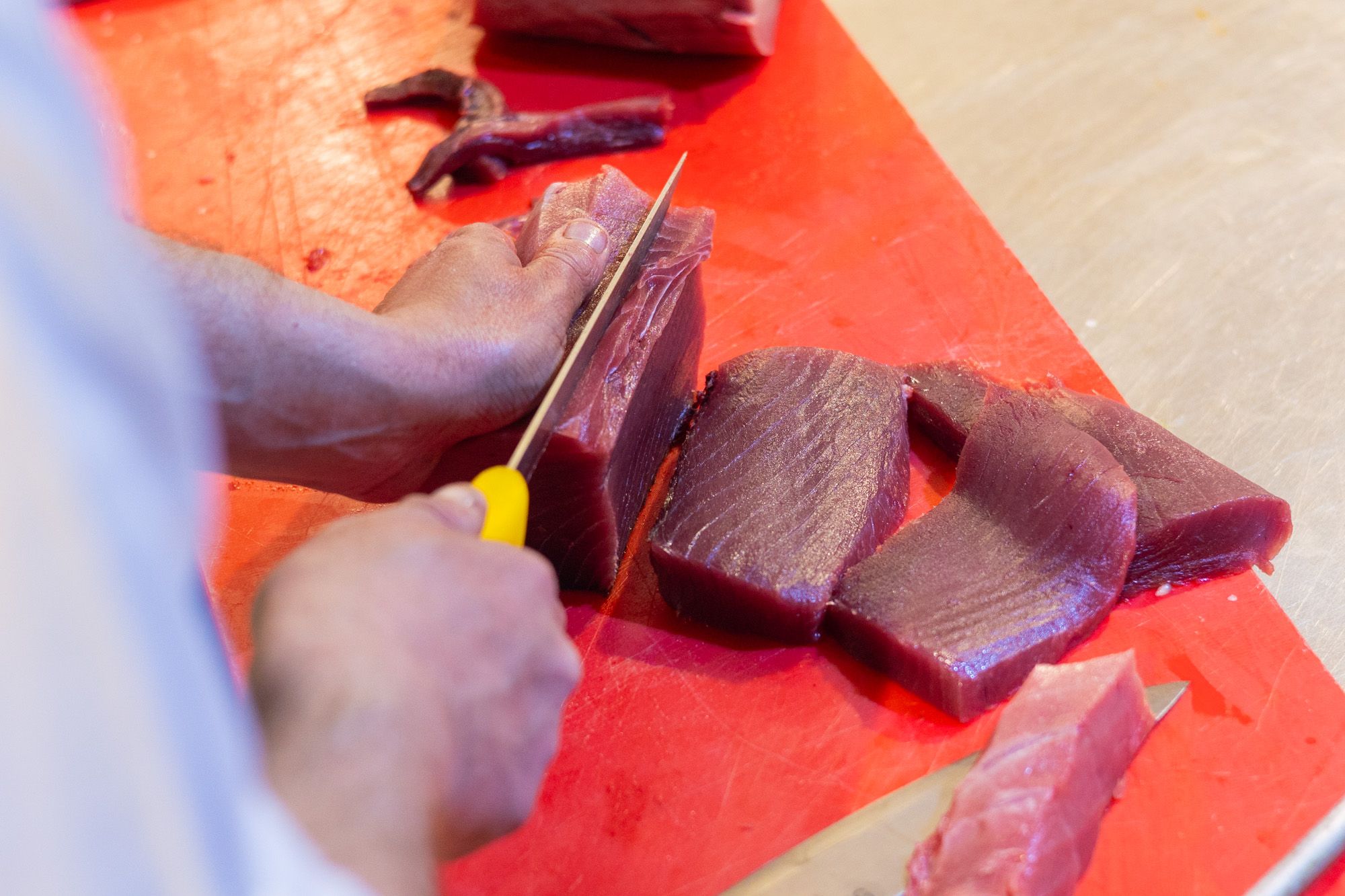 Un experto cortará en directo el 'jamón del mar' en Hipercor de Jerez y Cádiz: vive un despiece artesanal