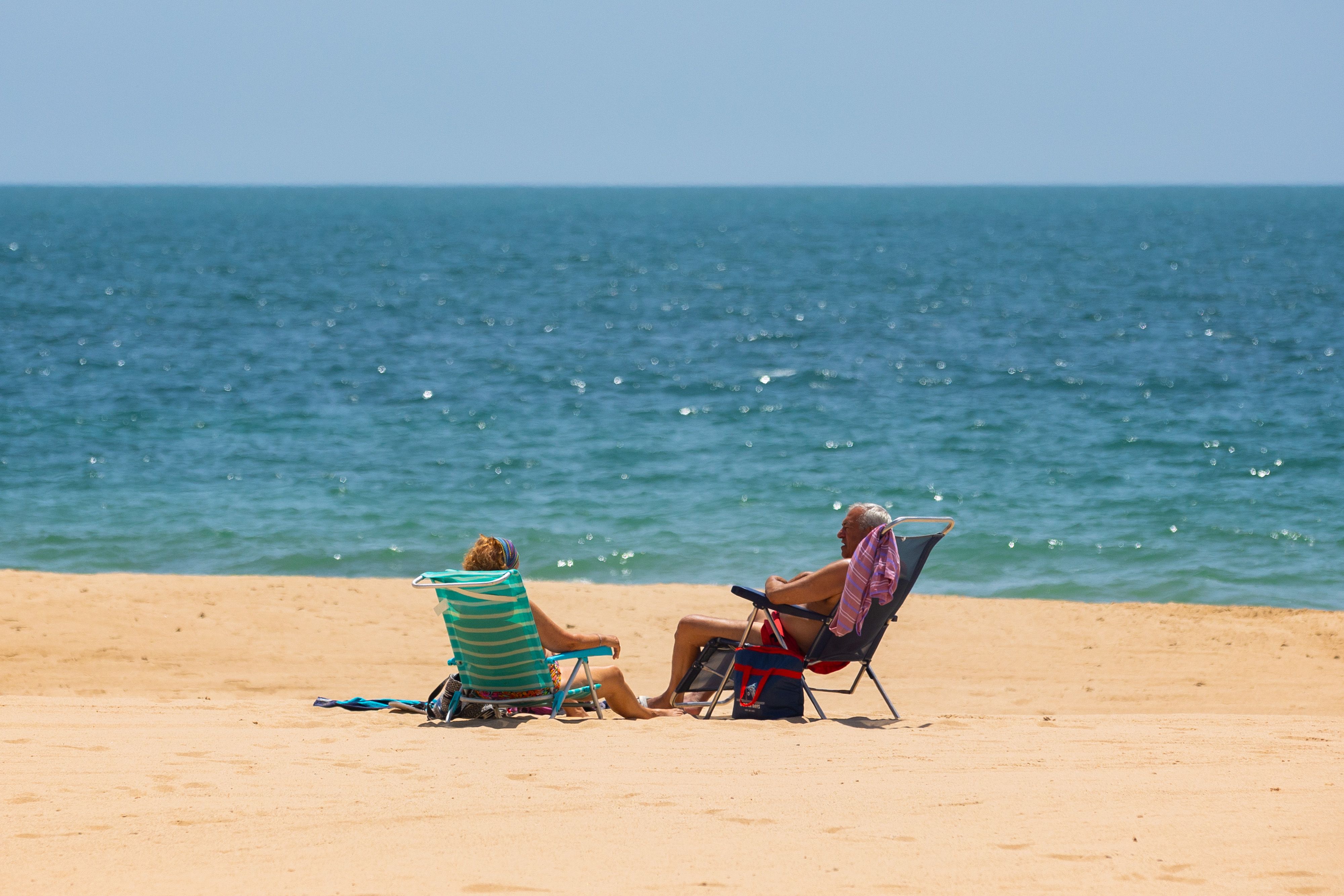Vacaciones de verano en una playa de Rota. - MANU GARCÍA