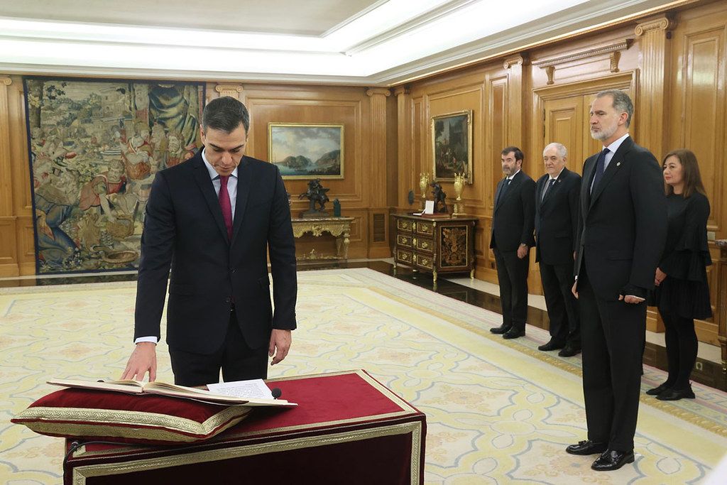 Un momento de la jura de la Constitución por Pedro Sánchez como presidente del Gobierno, ante la mirada del rey Felipe VI, en una imagen de archivo. - 