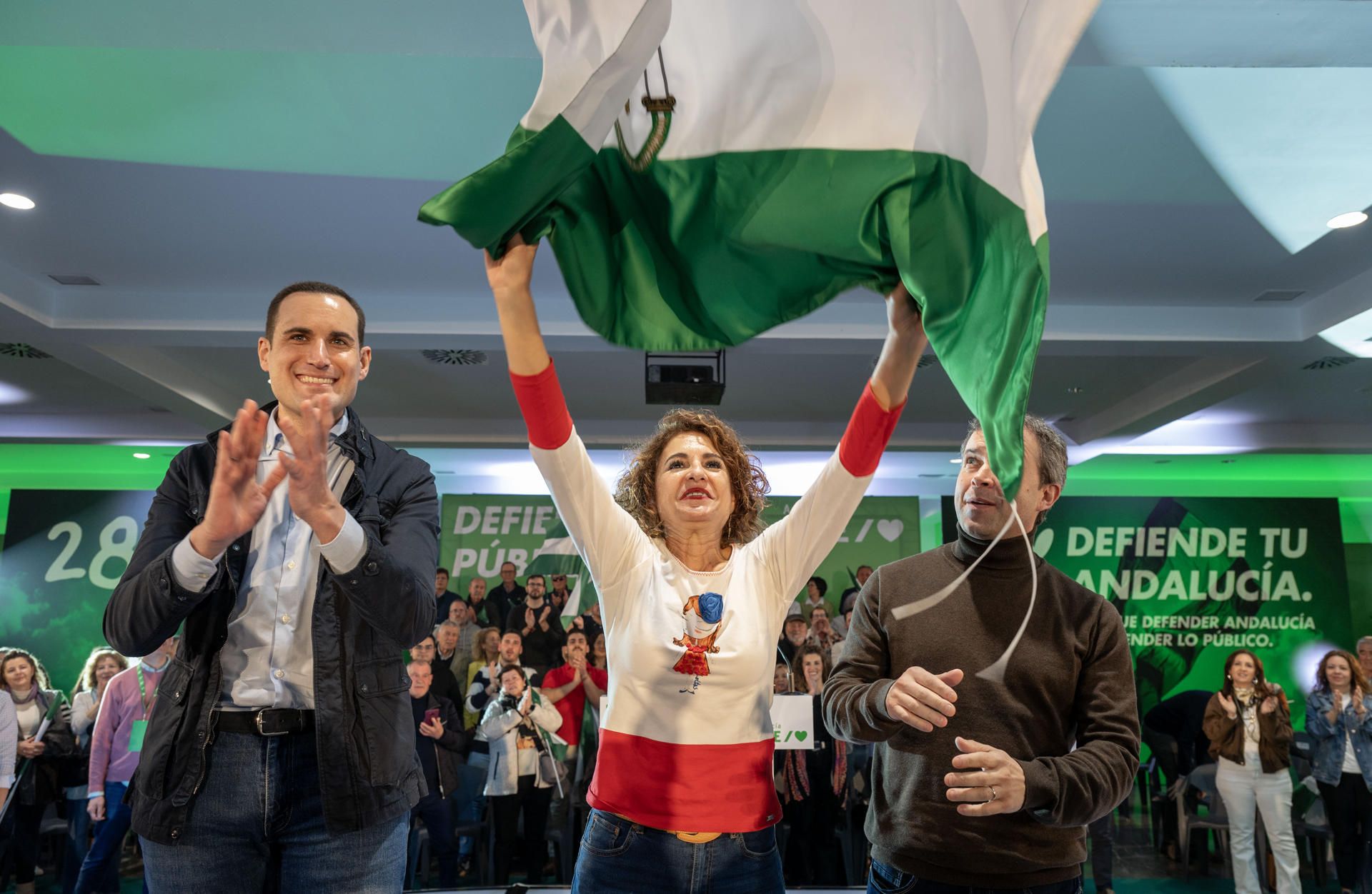 La vicepresidenta del Gobierno y candidata del PSOE-A a la Junta, María Jesús Montero, ondeando la bandera de Andalucía. - JOSÉ MANUEL PEDROSA / EFE