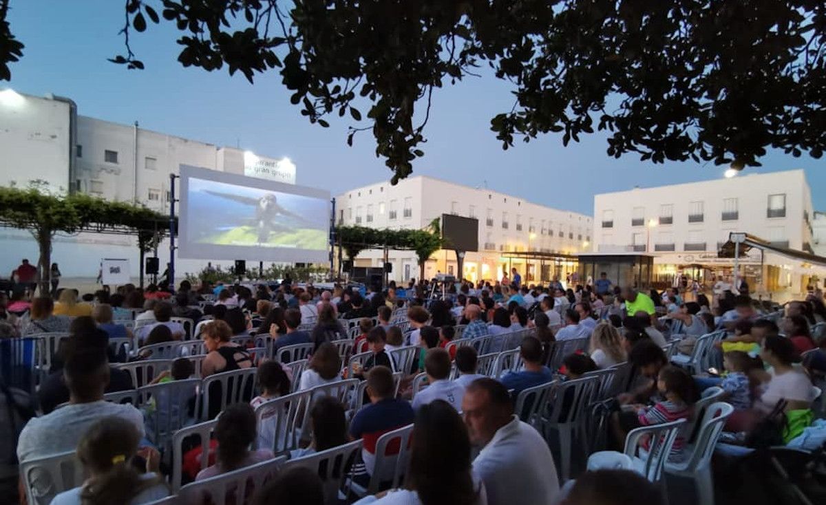 Vuelve un clásico en la provincia de Cádiz: cine al fresco en playas y hasta sesión golfa con 'Grease'