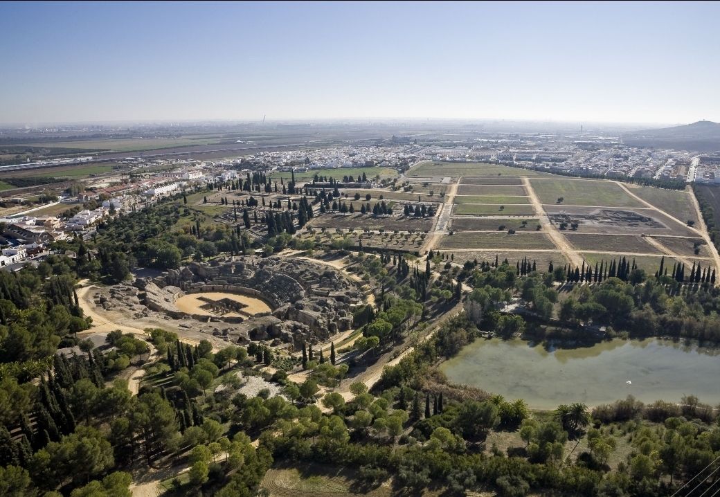 Una imagen aérea del conjunto arqueológico de Itálica. - Una imagen aérea del conjunto arqueológico de Itálica.