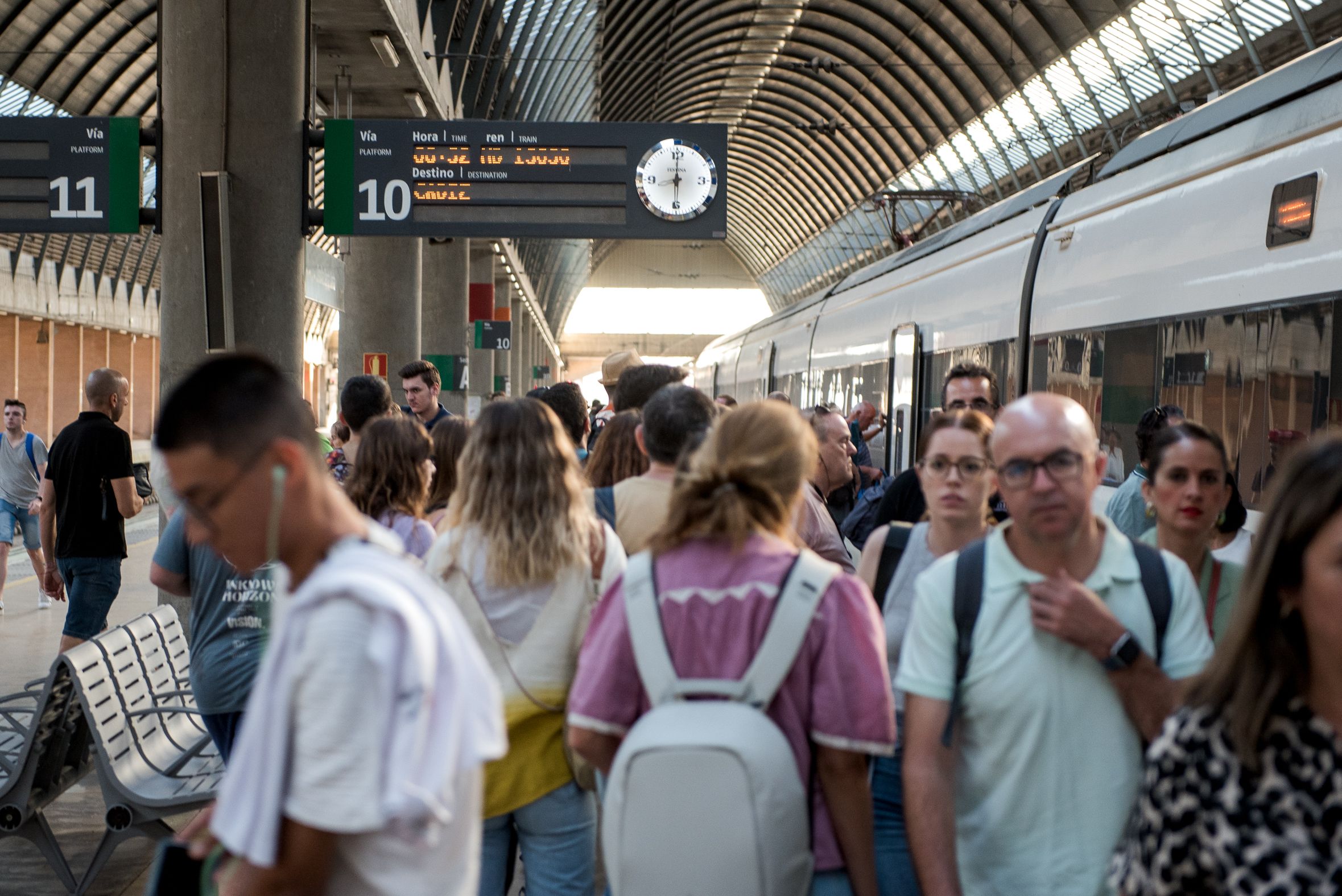 Descuentos para viajar en tren y autobús para jóvenes. - MAURI BUHIGAS Descuentos para viajar en tren y autobús para jóvenes.