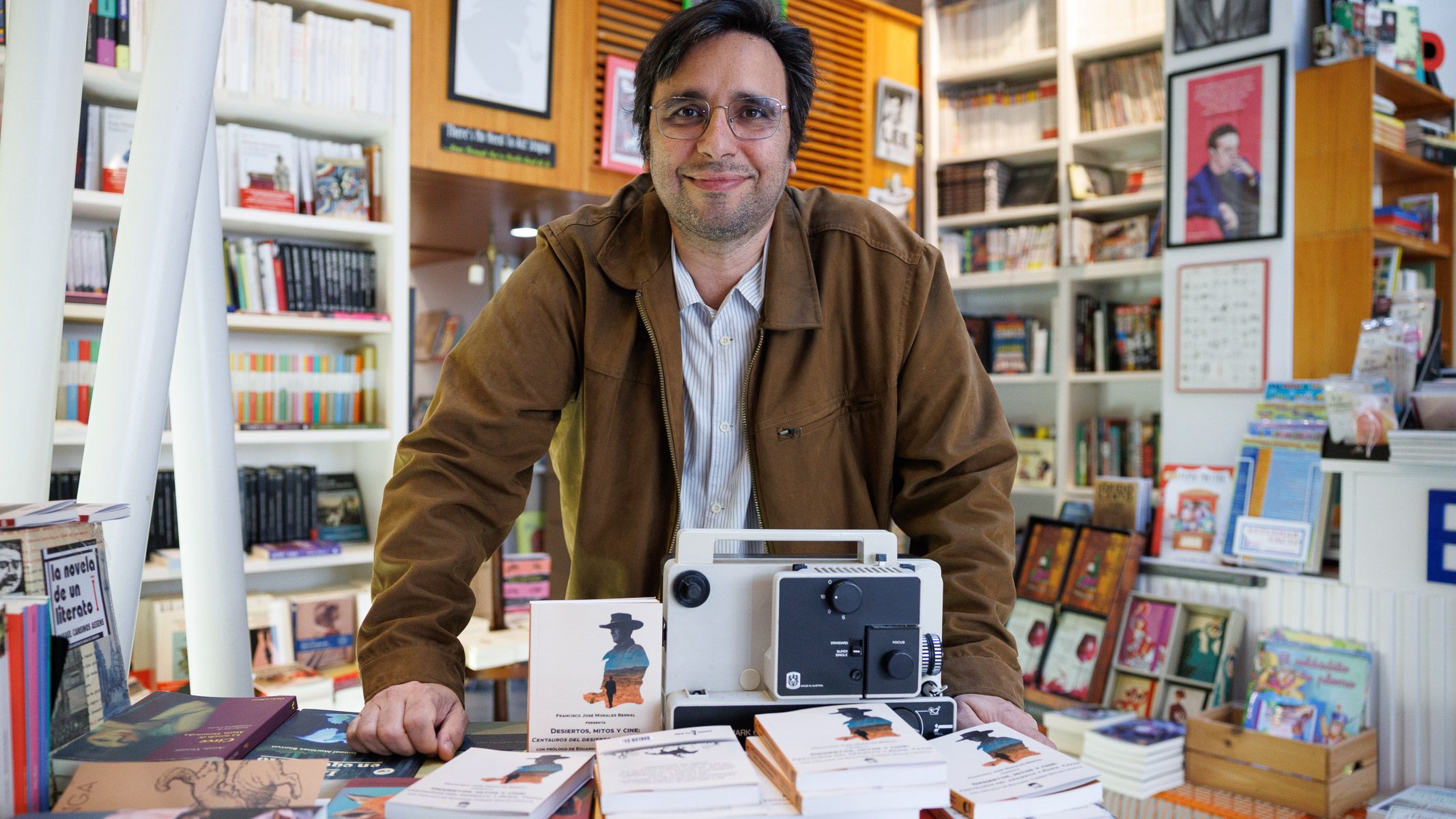 Fran Delgado, posando en la Librería Laberinto de Jerez. - JUAN CARLOS TORO