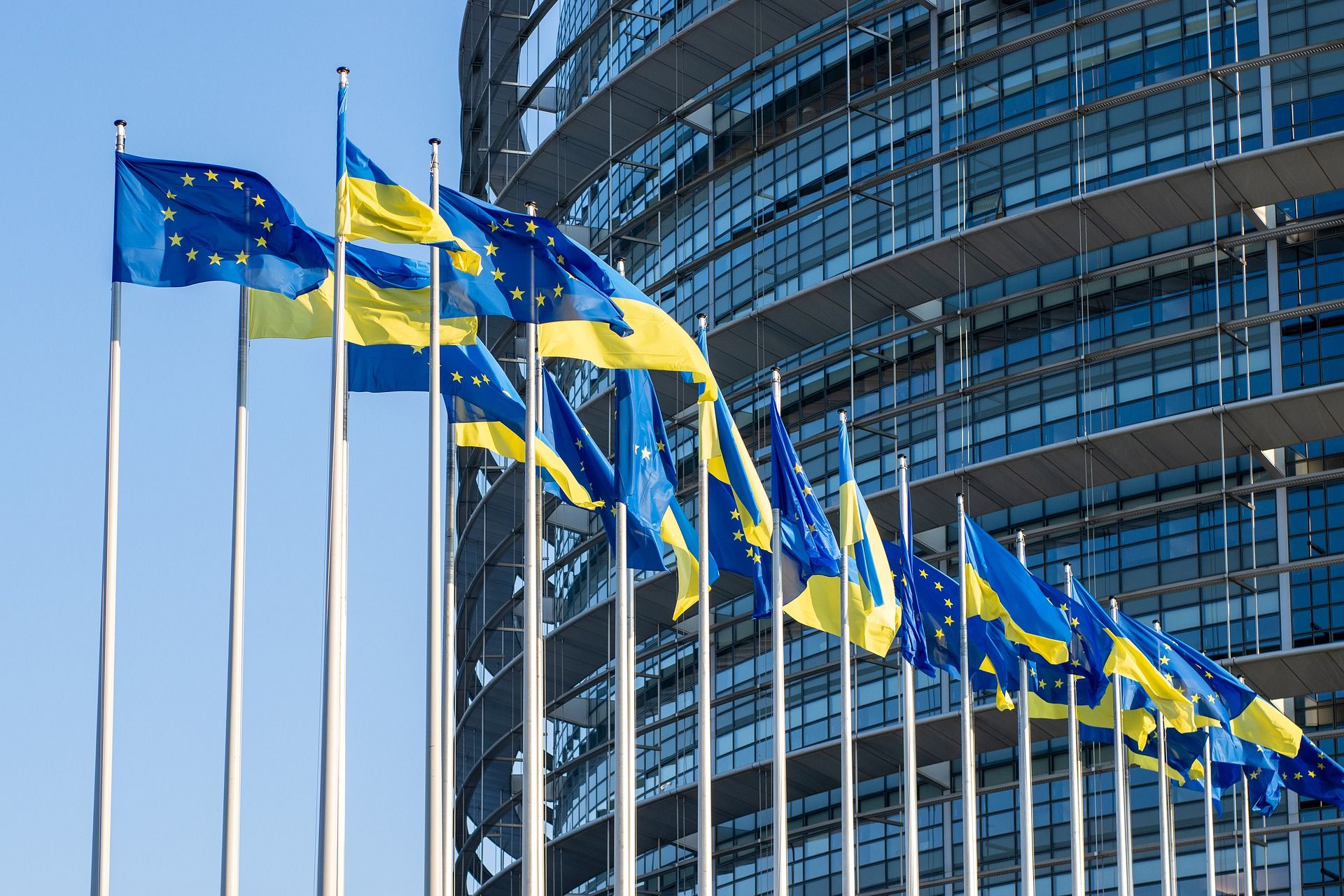 Votar por Europa. Imagen de archivo de banderas de la Unión Europea junto a la de Ucrania. - 