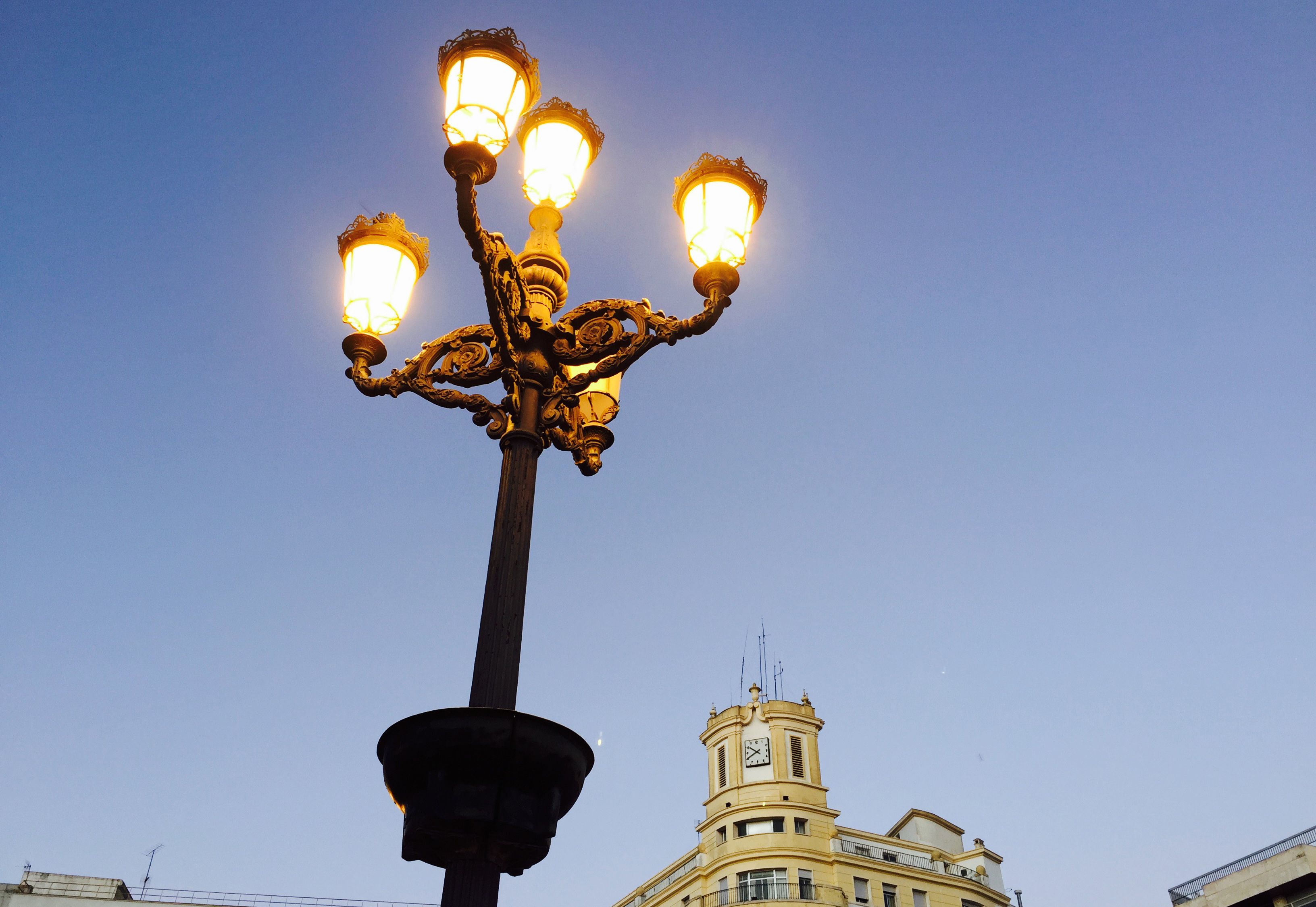 Una farola en una fotografía de archivo. - 