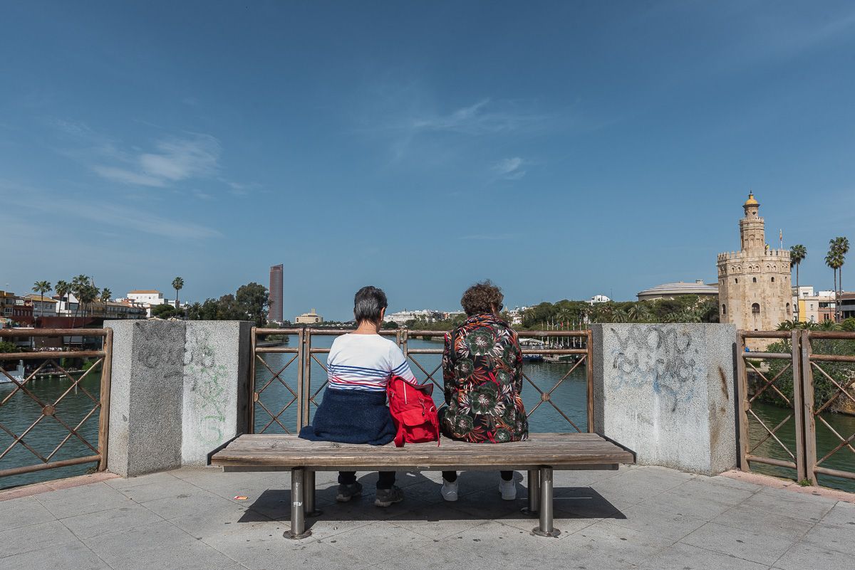 CCOO apuesta por implantar la tasa turística. En la imagen, visitantes en Sevilla. - MAURI BUHIGAS
