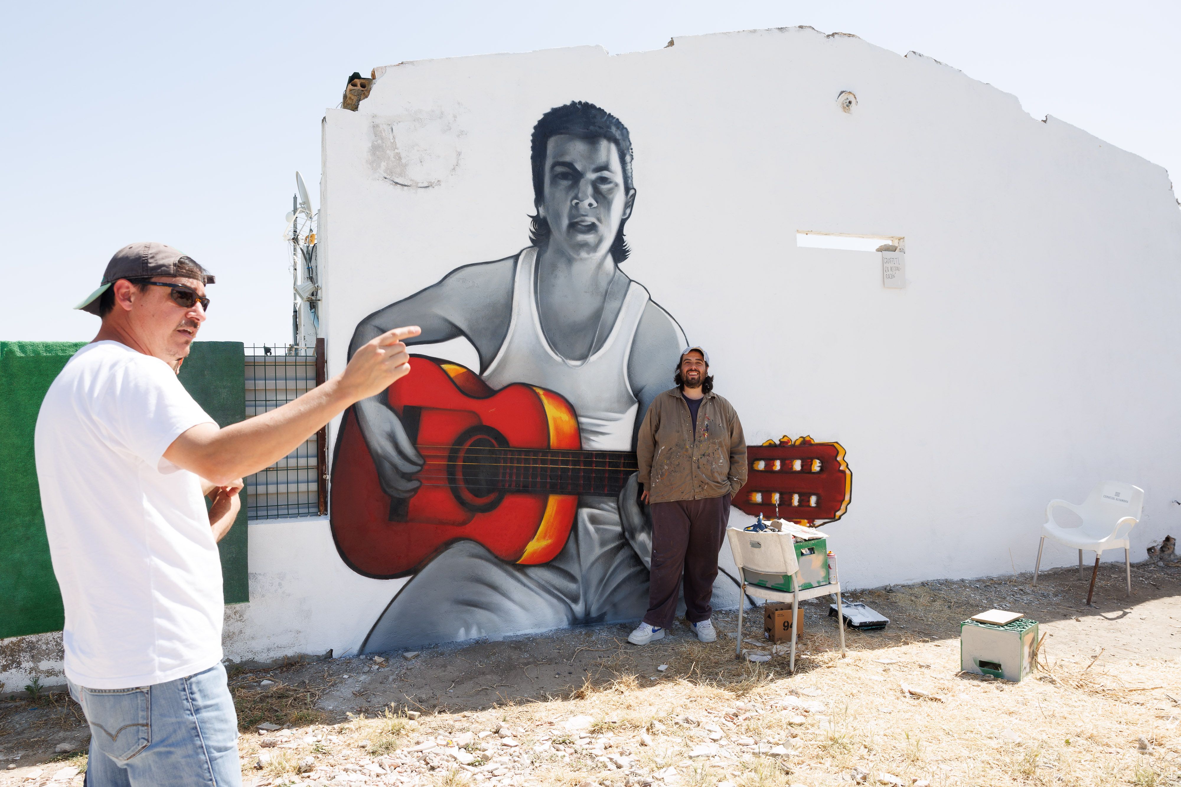 Manu Benítez, hermano de Migue, con Lauren López 'Desh', autor de la obra, delante de Migue. - JUAN CARLOS TORO