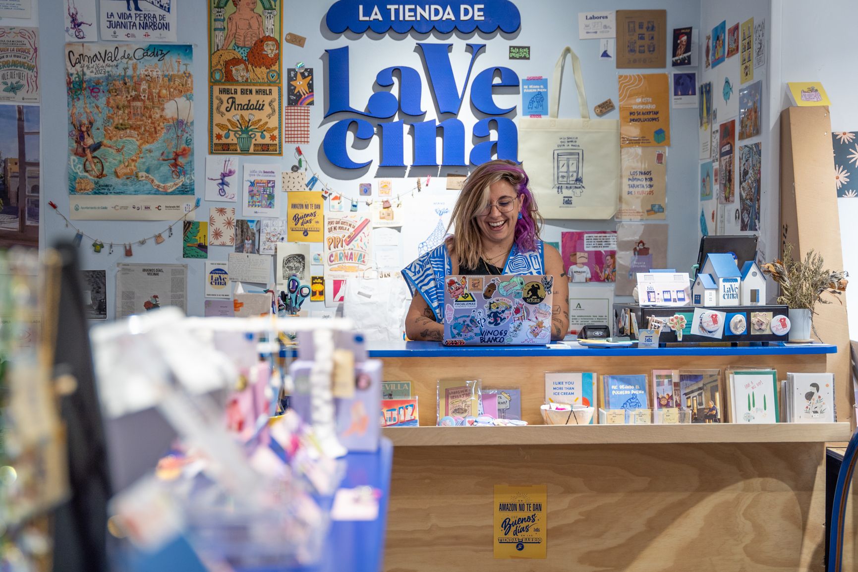Sonia Romero, en el mostrador de La tienda de la vecina.  REYNA - 