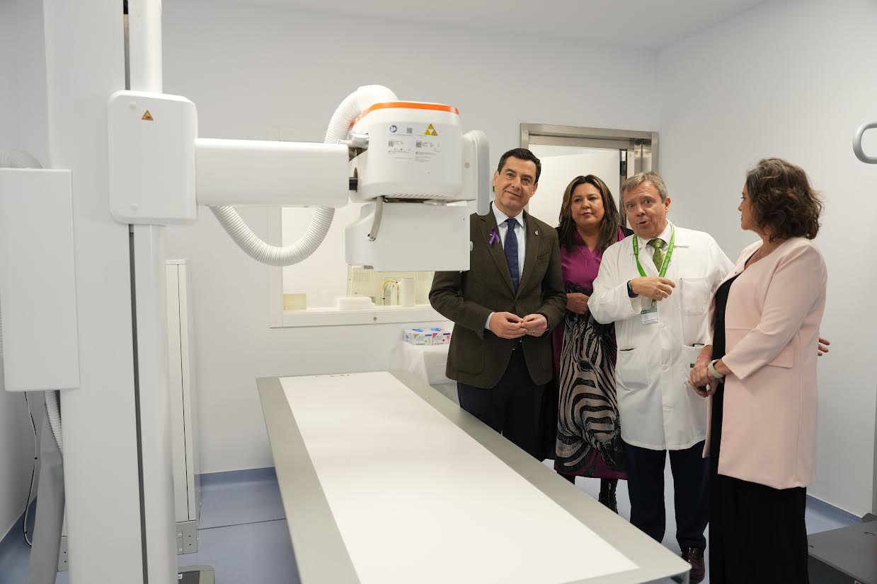 Juanma Moreno, presidente de la Junta, en la inauguración de un centro de salud del SAS en Córdoba. - 