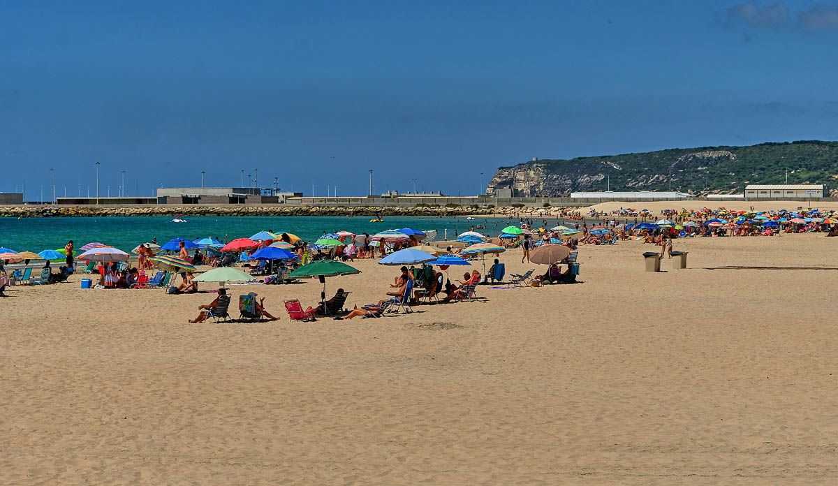 Cierran una playa de Barbate por la llegada de aguas sucias y residuos por culpa de las lluvias en la mañana de este jueves