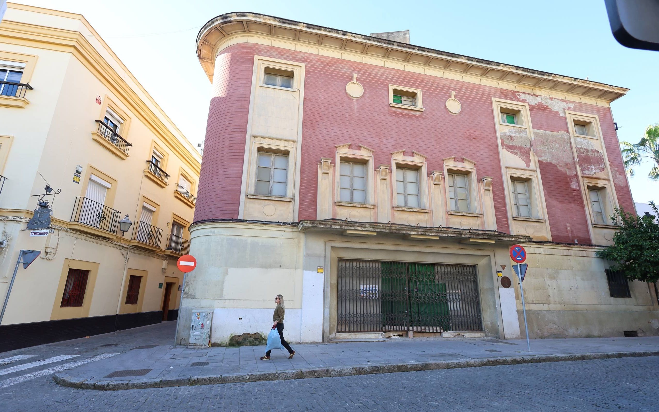 Una mujer pasa ante la fachada del antiguo Cine Jerezano, que se convertirá próximamente en un gran espacio cultural en pleno centro de la ciudad. - JUAN CARLOS TORO