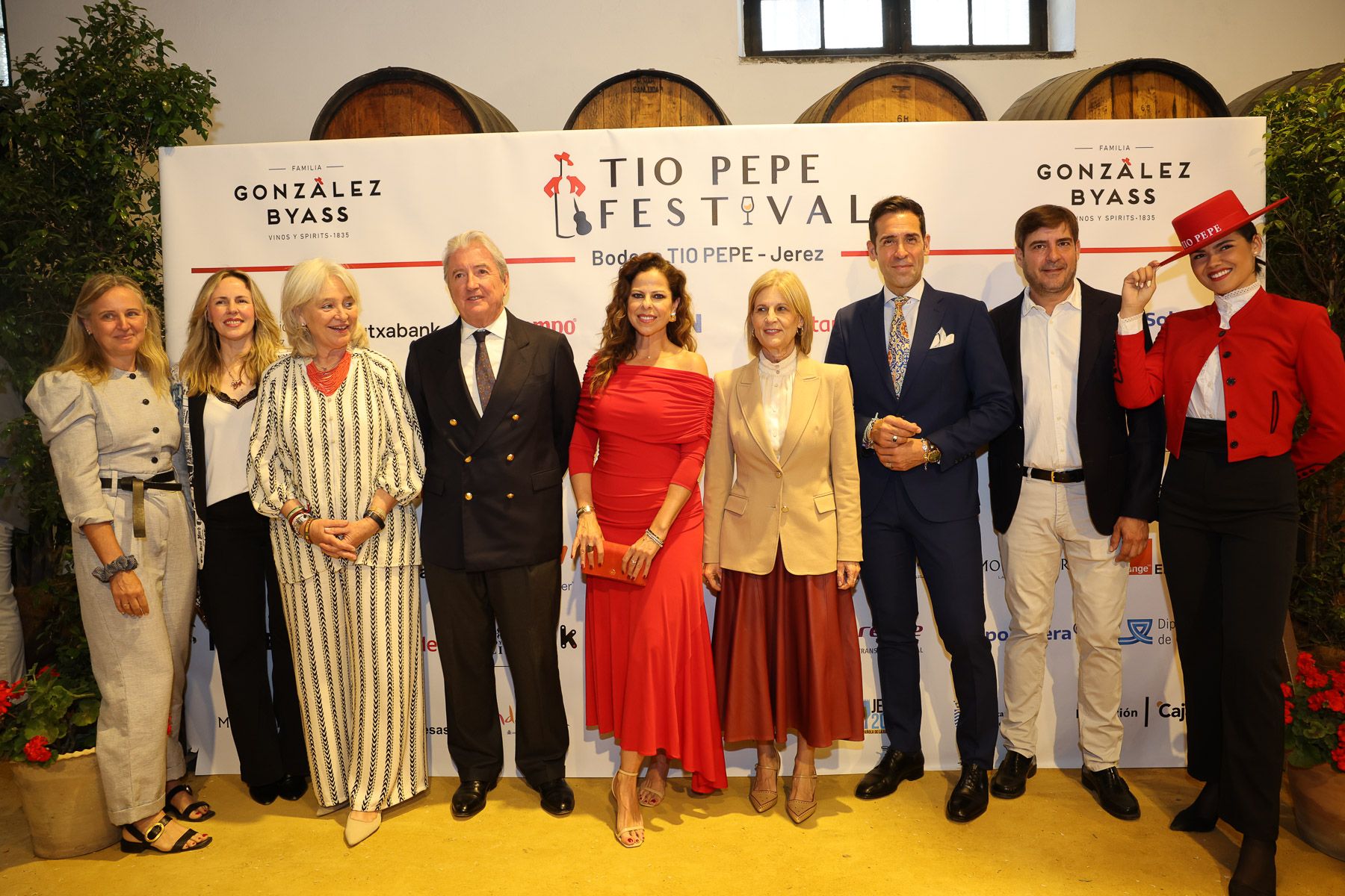 Foto de familia de la presentación del Tío Pepe Festival 2026, con organización, artistas y autoridades, este jueves en González Byass. - JUAN CARLOS TORO