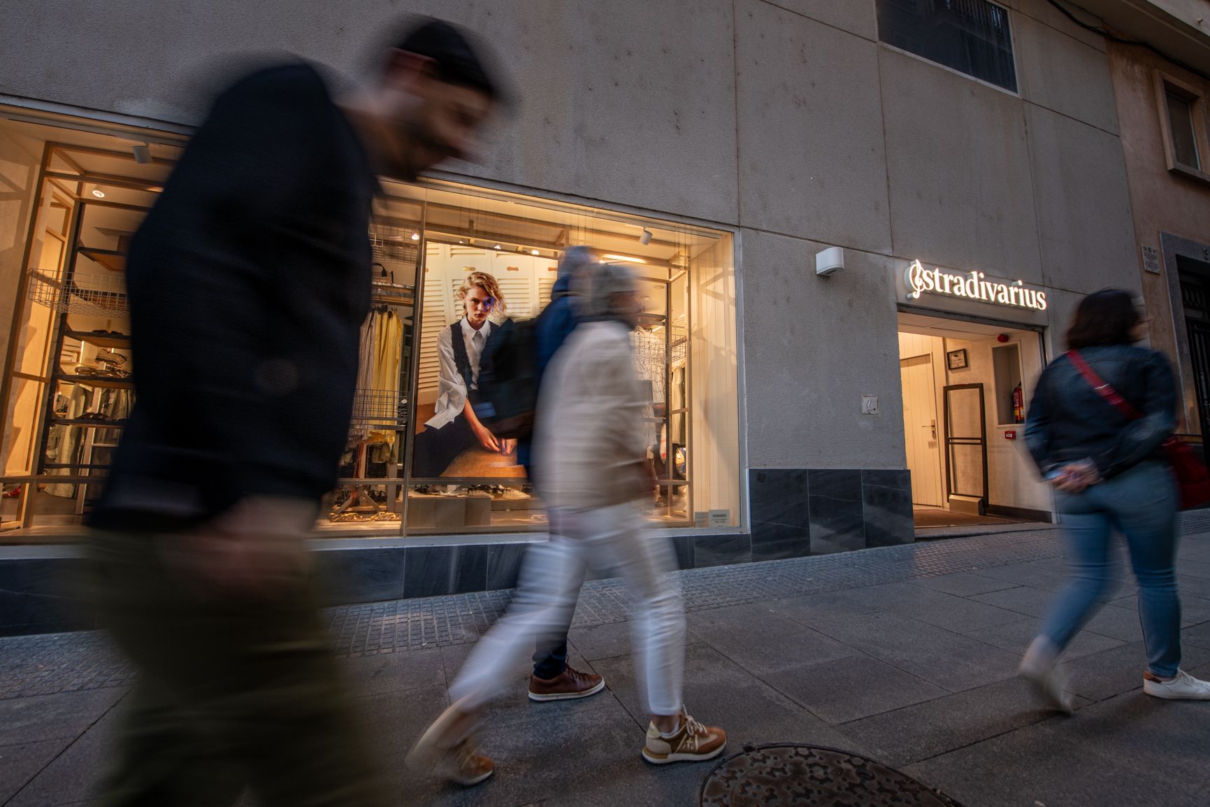 Una trabajadora de Stradivarius pierde su empleo por intentar robar una prenda de Zara y recibe 5.000 euros en Málaga