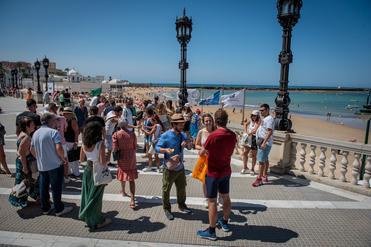 Turistas en la playa de la Caleta de Cádiz. - MAURI BUHIGAS