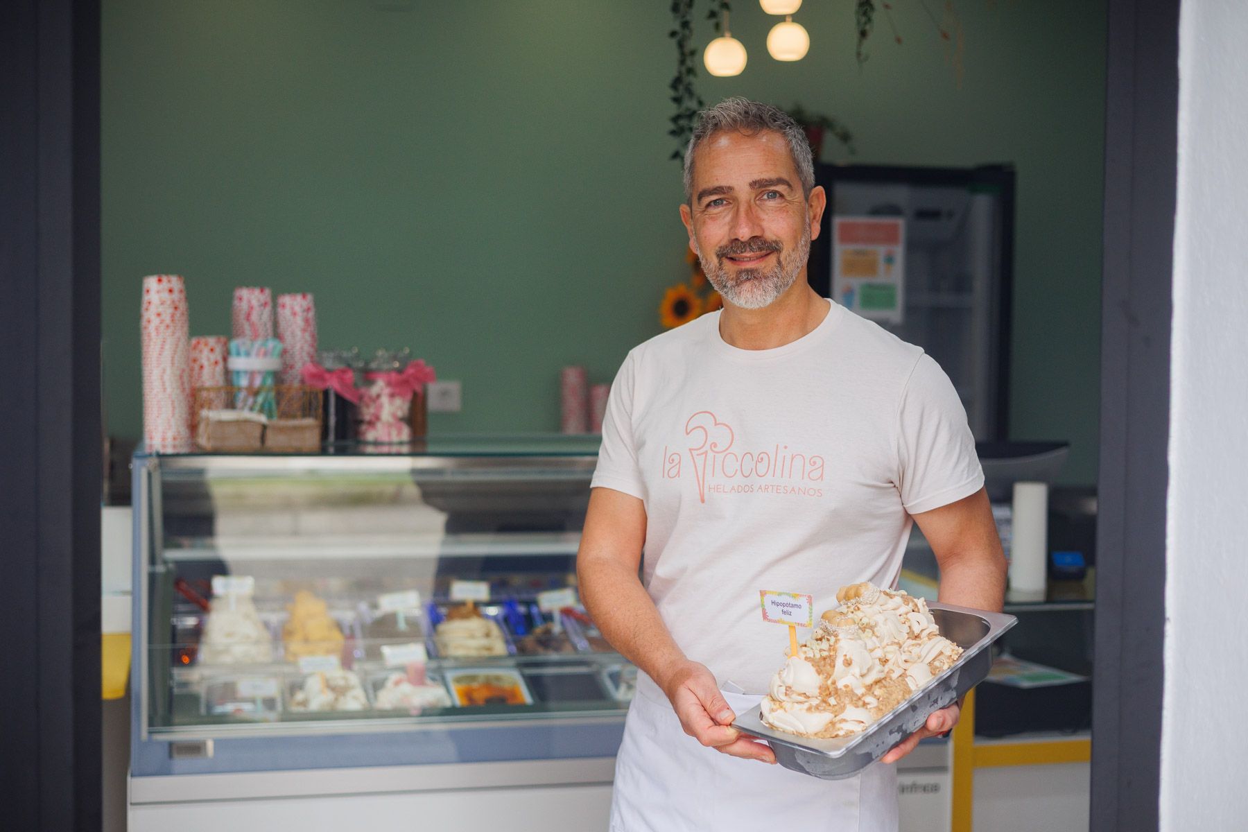 Simone Formisano, posando delante de su heladería en el barrio jerezano de San Joaquín, en días pasados. - MANU GARCÍA
