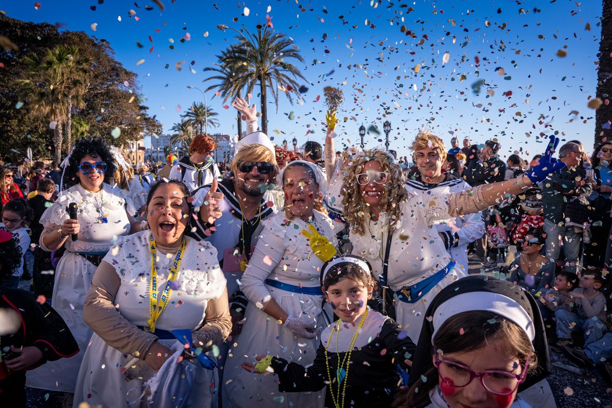 Ambiente festivo en la Cabalgata del Humor del Carnaval de Cádiz 2026. - REYNA