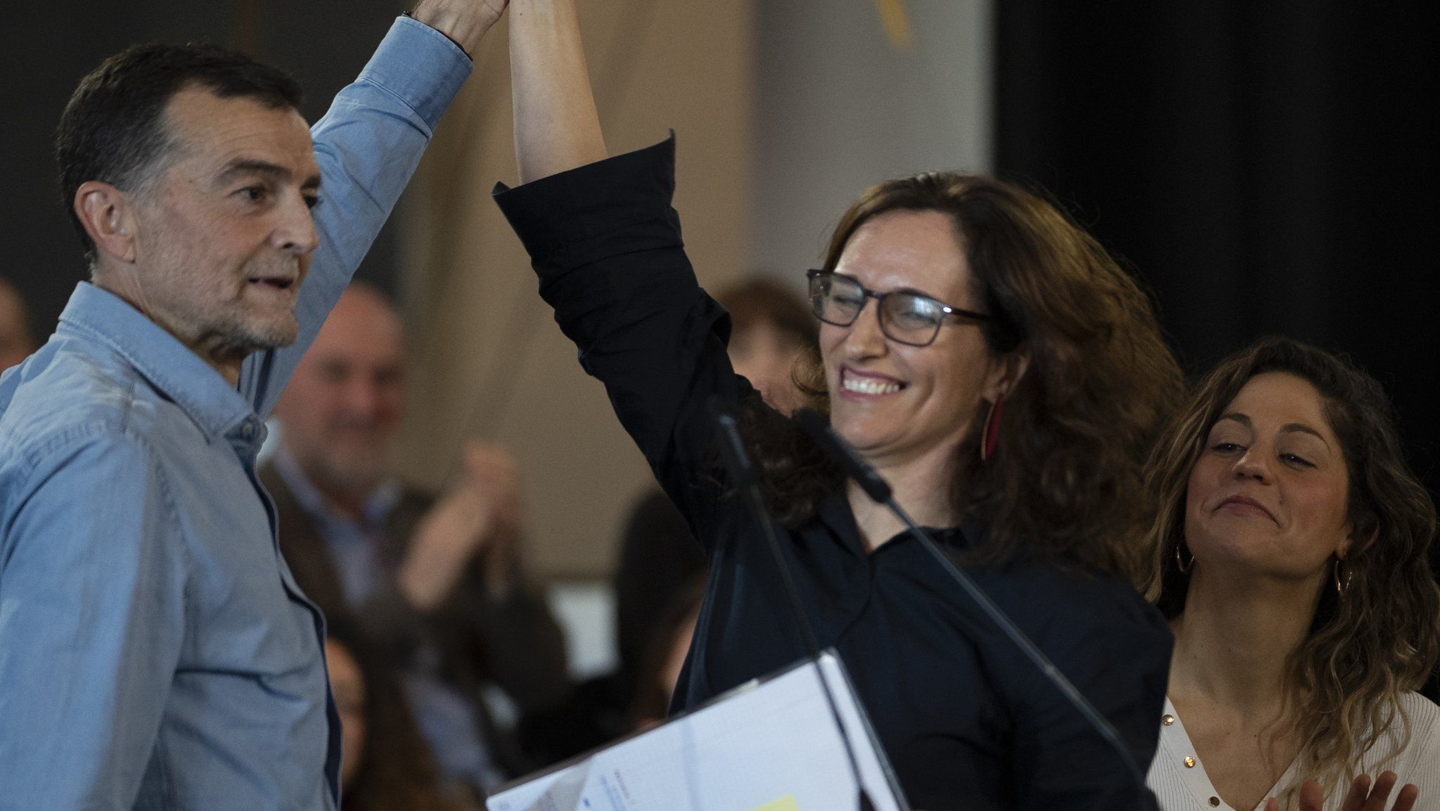 Antonio Maíllo, con Mónica García y Lara Hernández, este sábado, en un acto para relanzar Sumar. - 