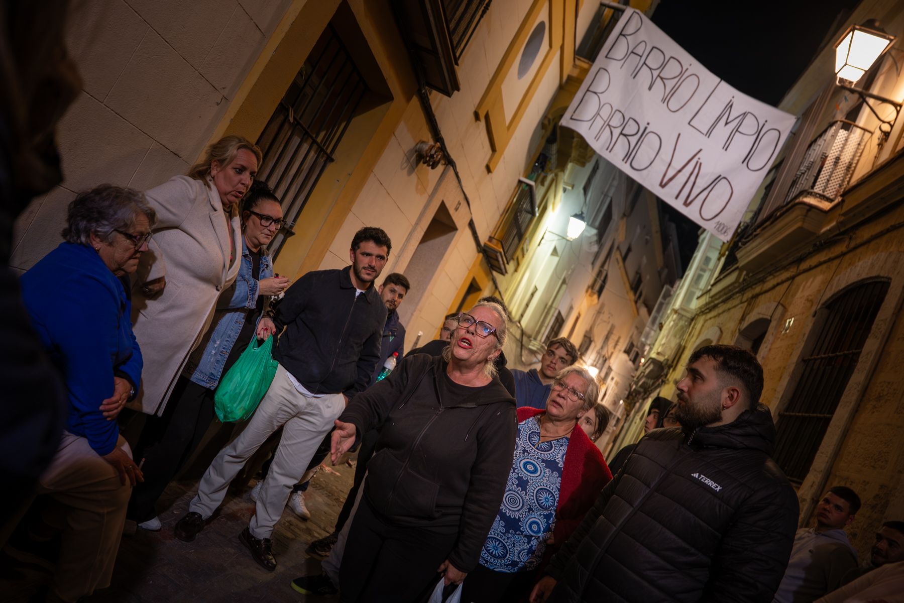 Patrulla vecinal contra la droga en el barrio de Santa María en Cádiz. - REYNA
